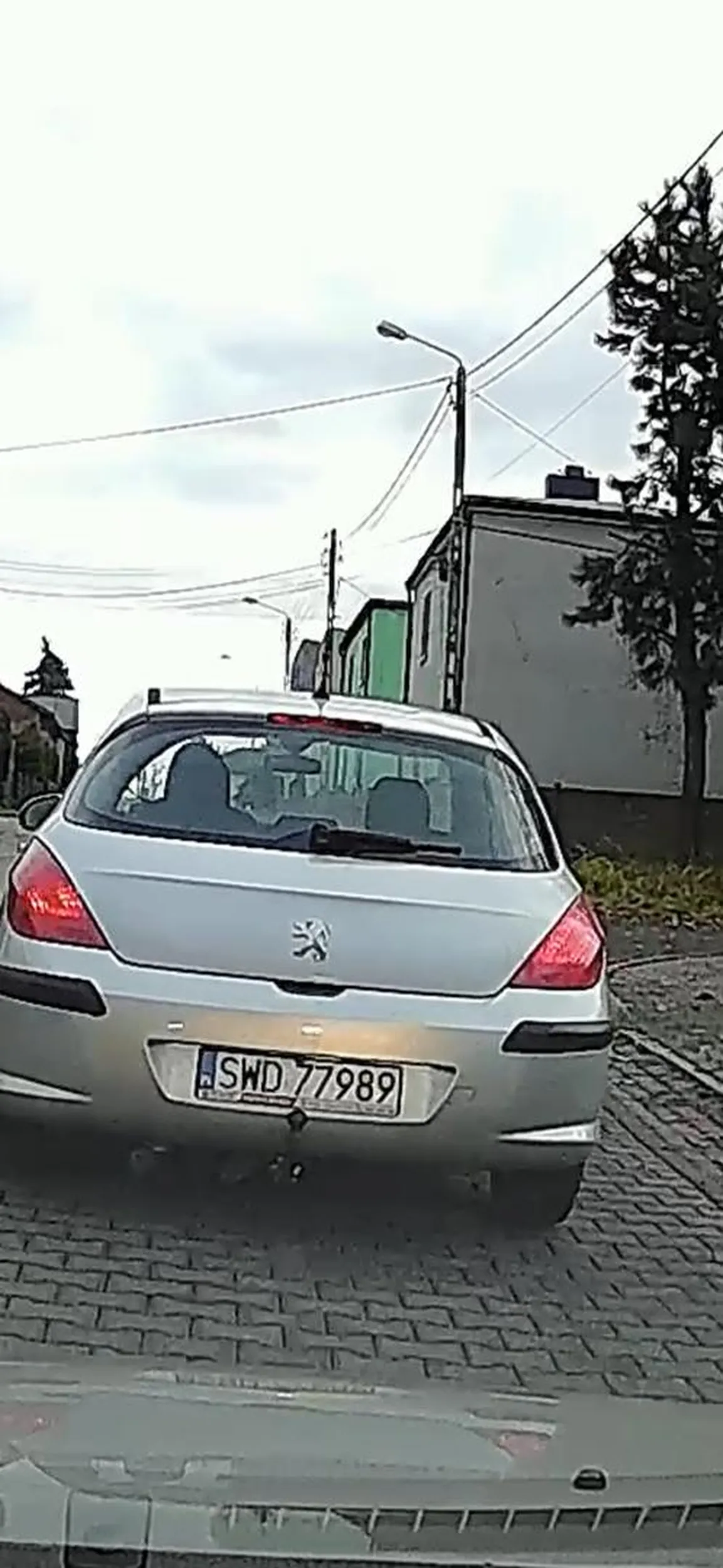 Palant wymusza pierwszeństwo zajeżdża drogę gada przez telefon głupek nie z tej ziemi człowiek sygnałem go potraktował to ucieka tak aż rolują koła