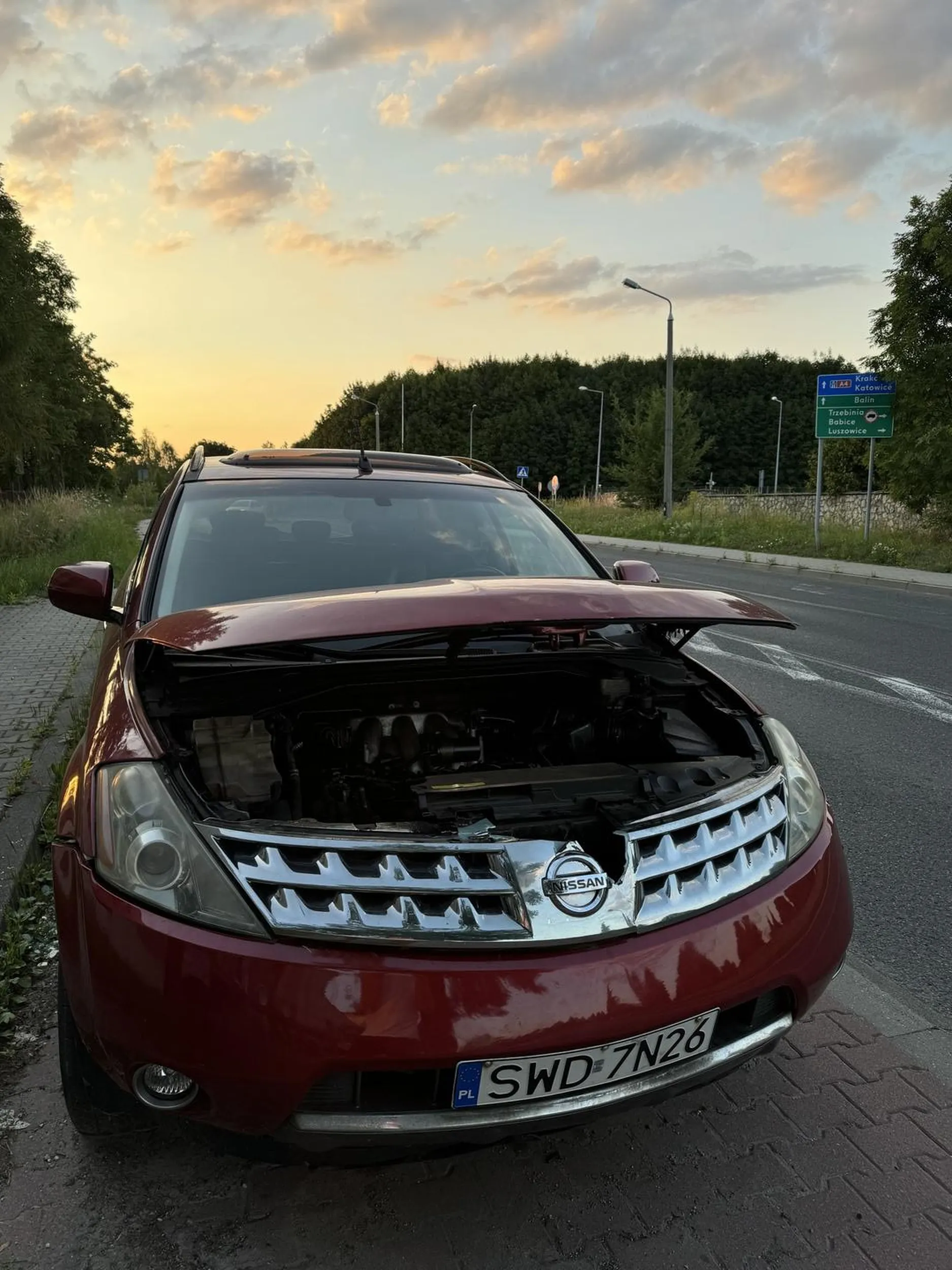Pojazd jest zaparkowany w Chrzanowie obok cmentarza, każdego dnia jest rozkradany, niech właściciel go w końcu odbierze. Szkoda samochodu.