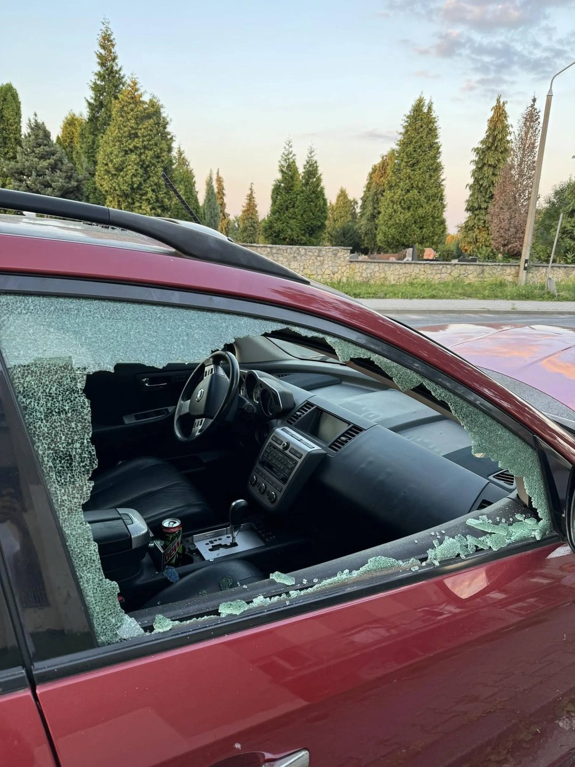 Pojazd jest zaparkowany w Chrzanowie obok cmentarza, każdego dnia jest rozkradany, niech właściciel go w końcu odbierze. Szkoda samochodu.