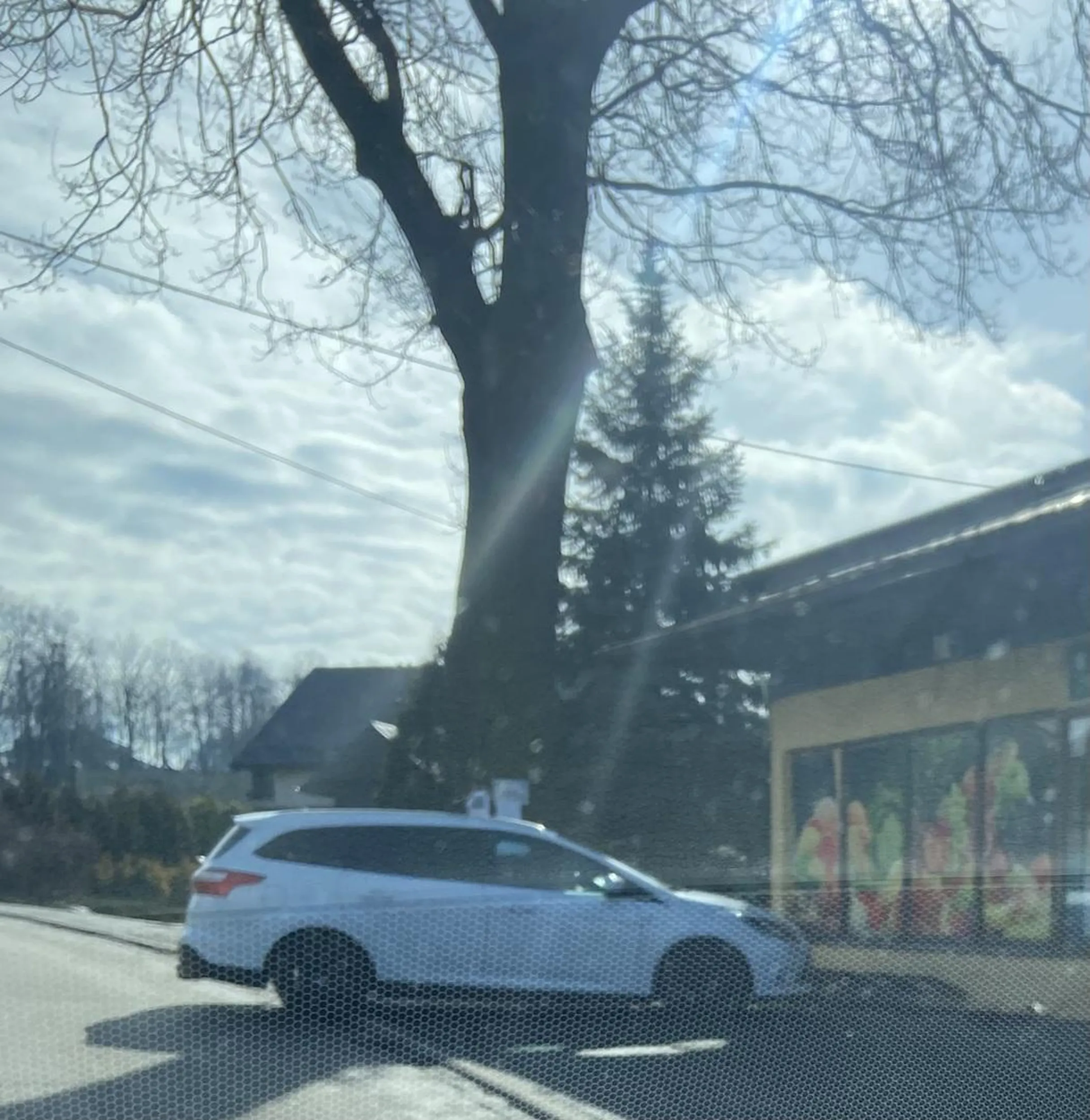 Problemy z prawidłowym parkowaniem. Pomimo miejsc parkingowych, zaparkował tak, ze 1/3 samochodu wystawała na drogę tuż przed zakrętem.