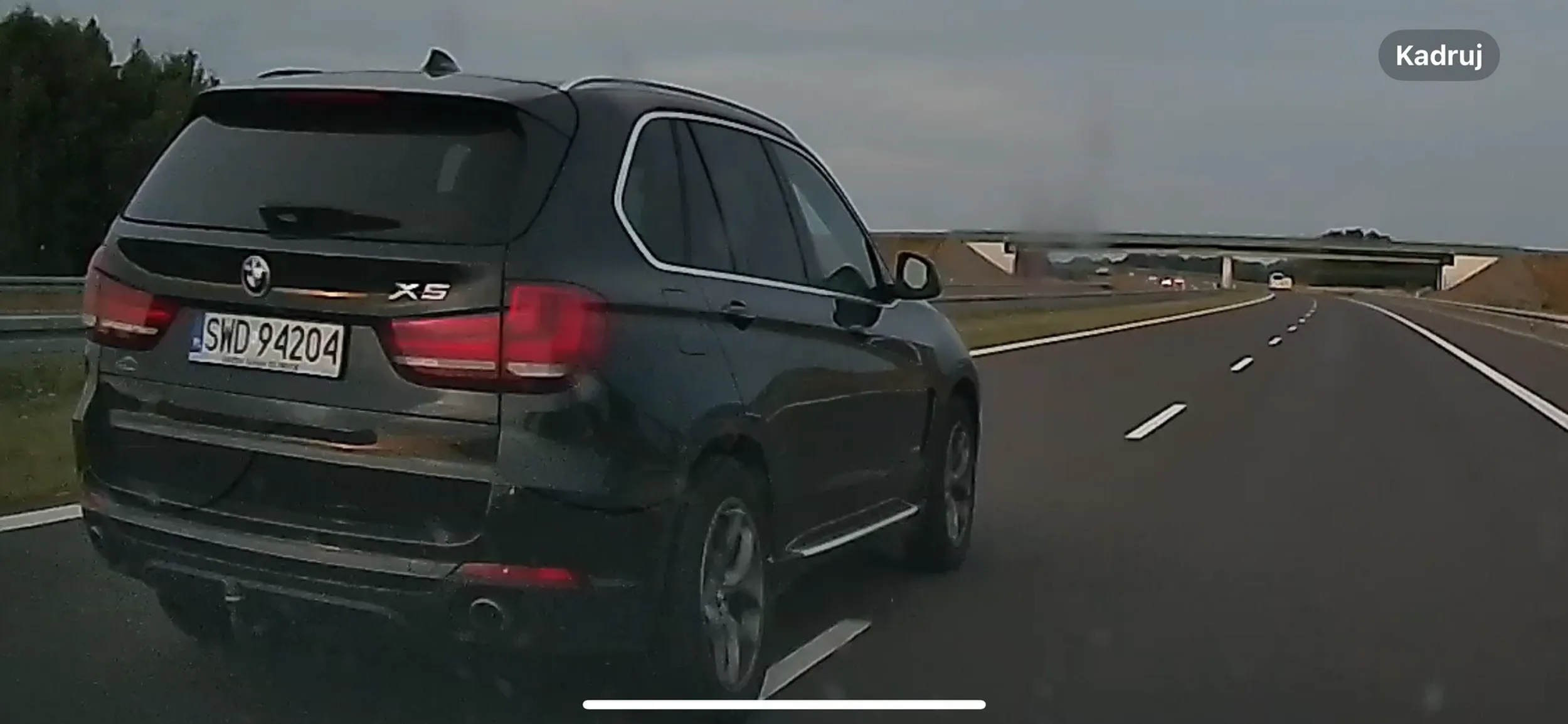 Typowy patologiczny kierowca BMW. Wyprzedzając lewym pasem na A4, zajechał drogę (jakby pas dla niego był za wąski). Chwilę później gdy ja go wyprzedzałem i użyłem sygnału dźwiękowego kierowcę zabolało EGO i próbował mnie zepchnąć z pasa. Film został już dostarczony na policję. Patologie trzeba zwalczać