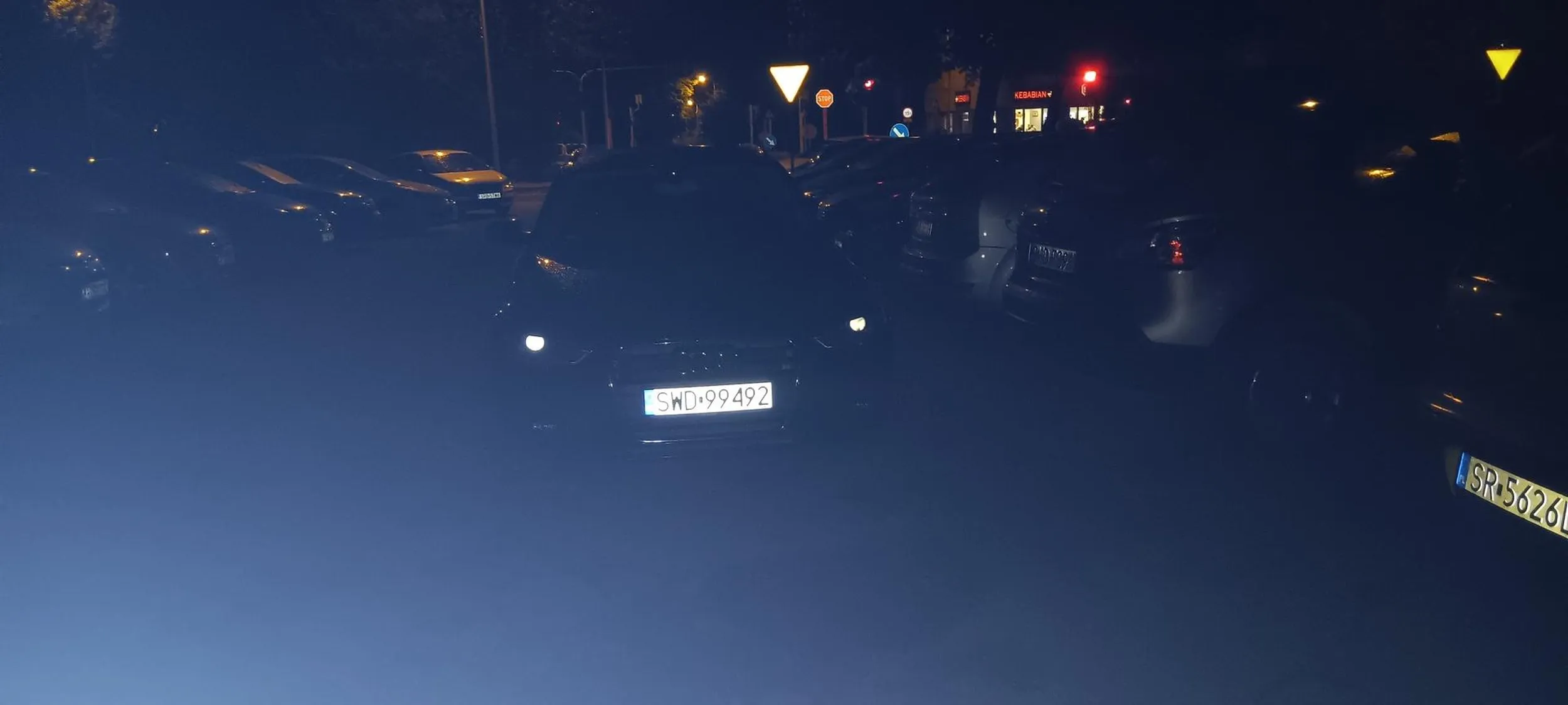 Mistrz parkowania potem nie idzie wyjechac z parkingu i jeszcze raz tak zaparkujesz to sie spotkamy na policjinlub sądzie