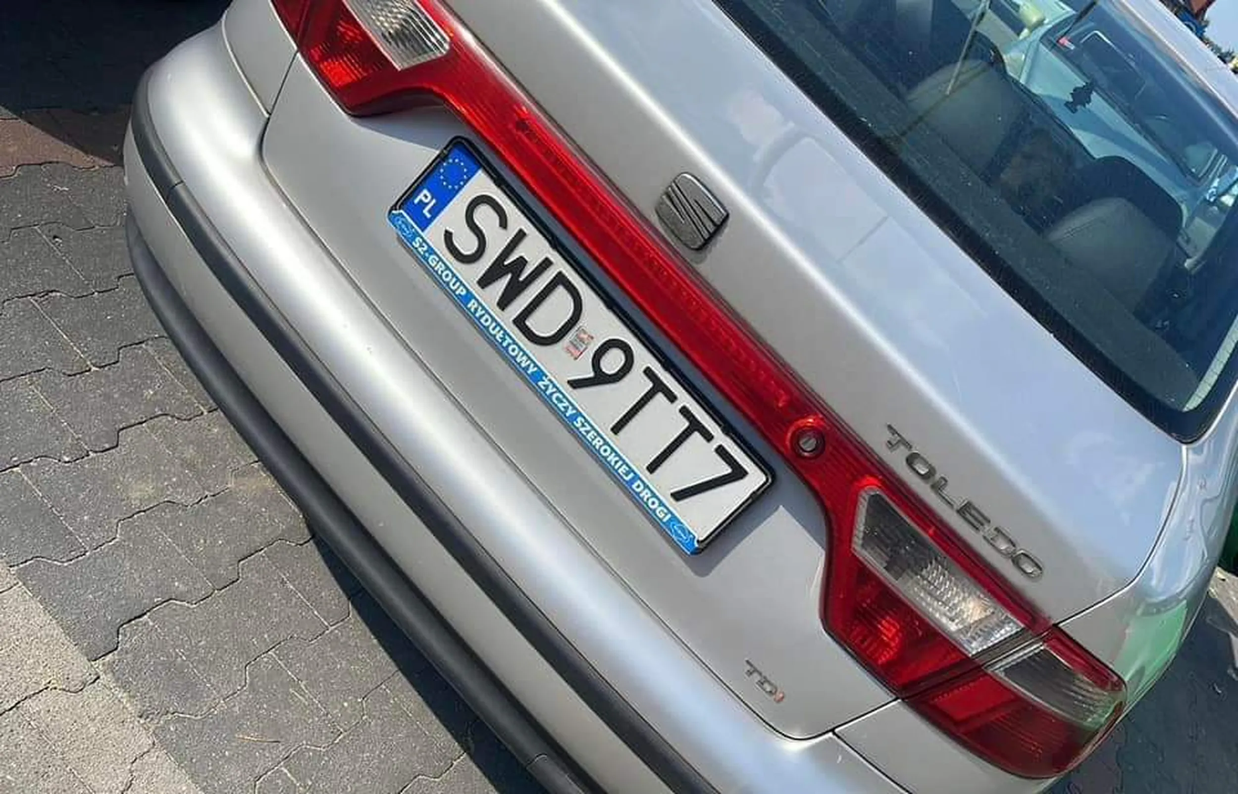 Zostawia psa w rozgrzanym samochodzie...