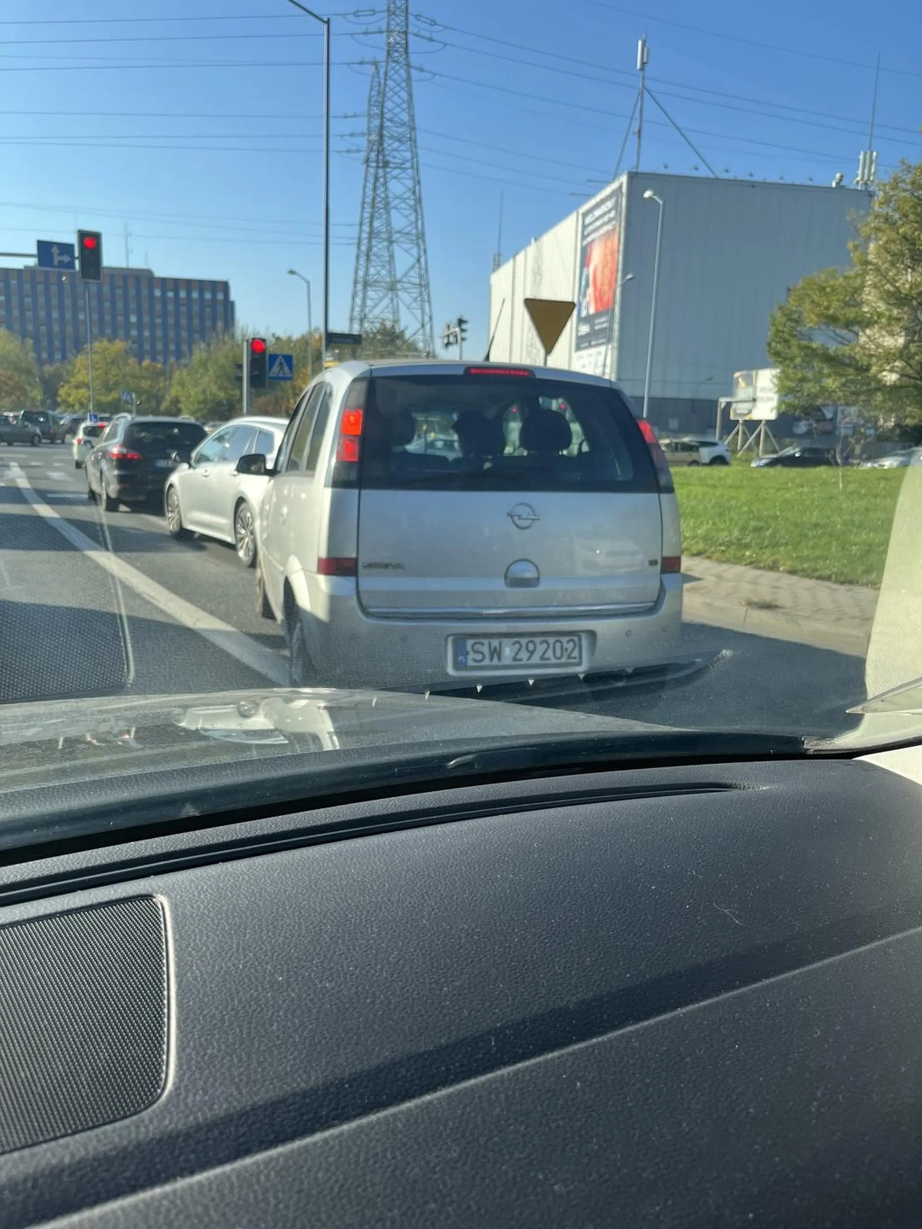 Nie umie jeździć blondyna na ciągłej nagle zmienia pas