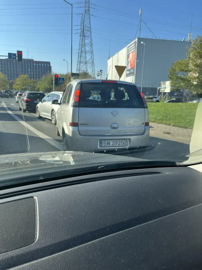 Nie umie jeździć blondyna na ciągłej nagle zmienia pas