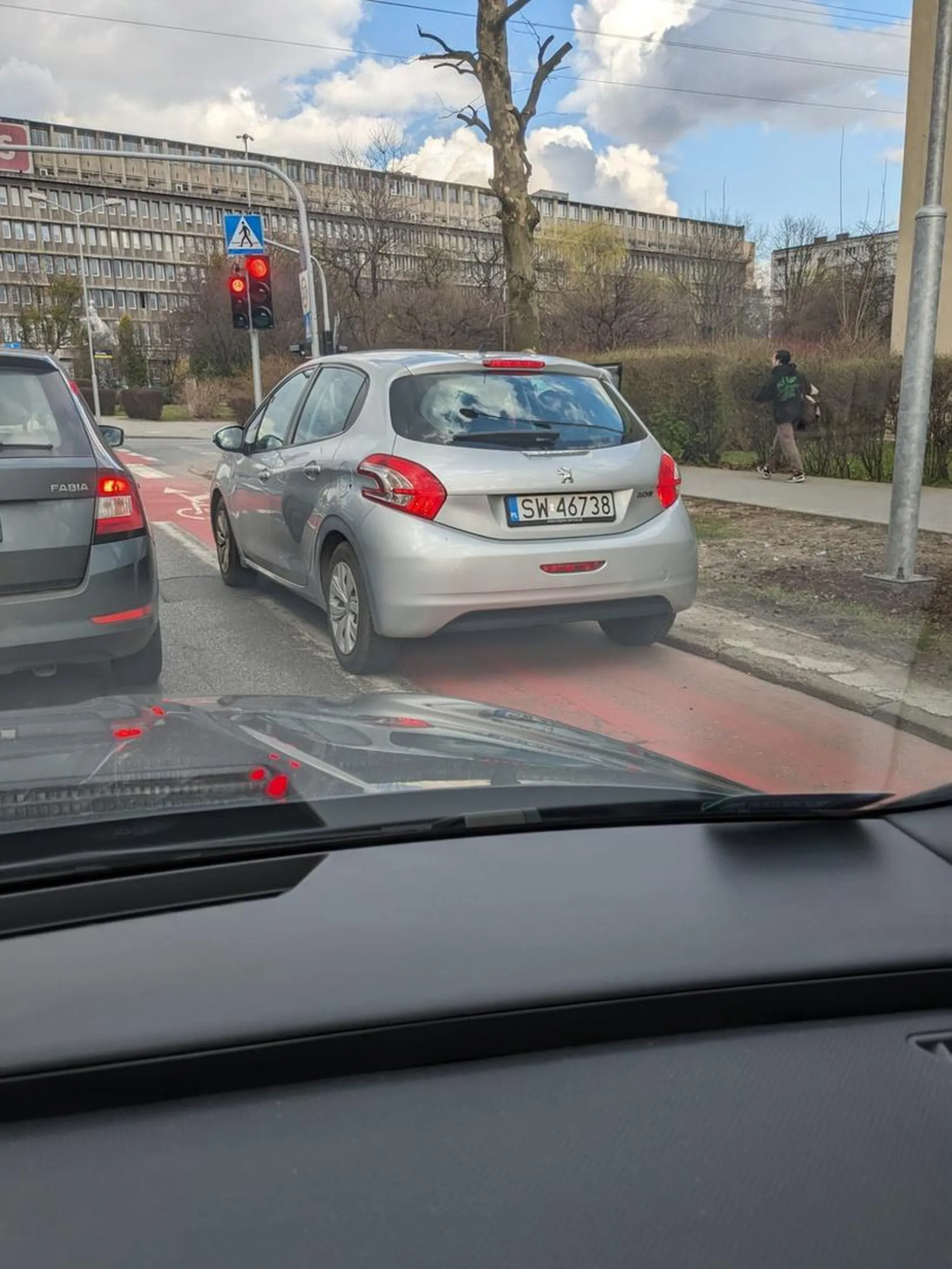 Pan sobie zrobił dodatkowy pas do jazdy ze ścieżki rowerowej...