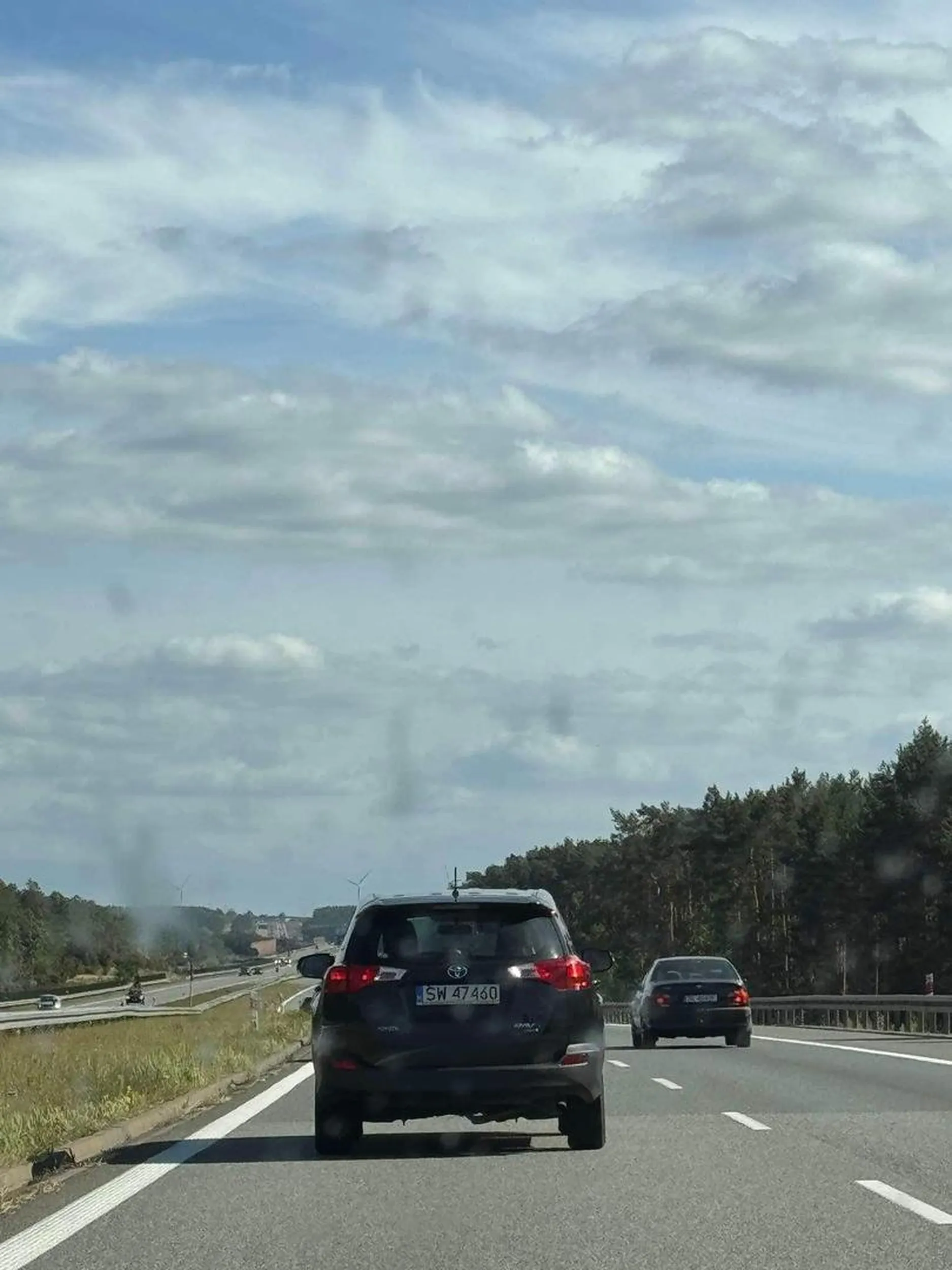 Zjeżdżaj z lewego pecie bo widać że mocy zabrakło na bycie na lewym pasie