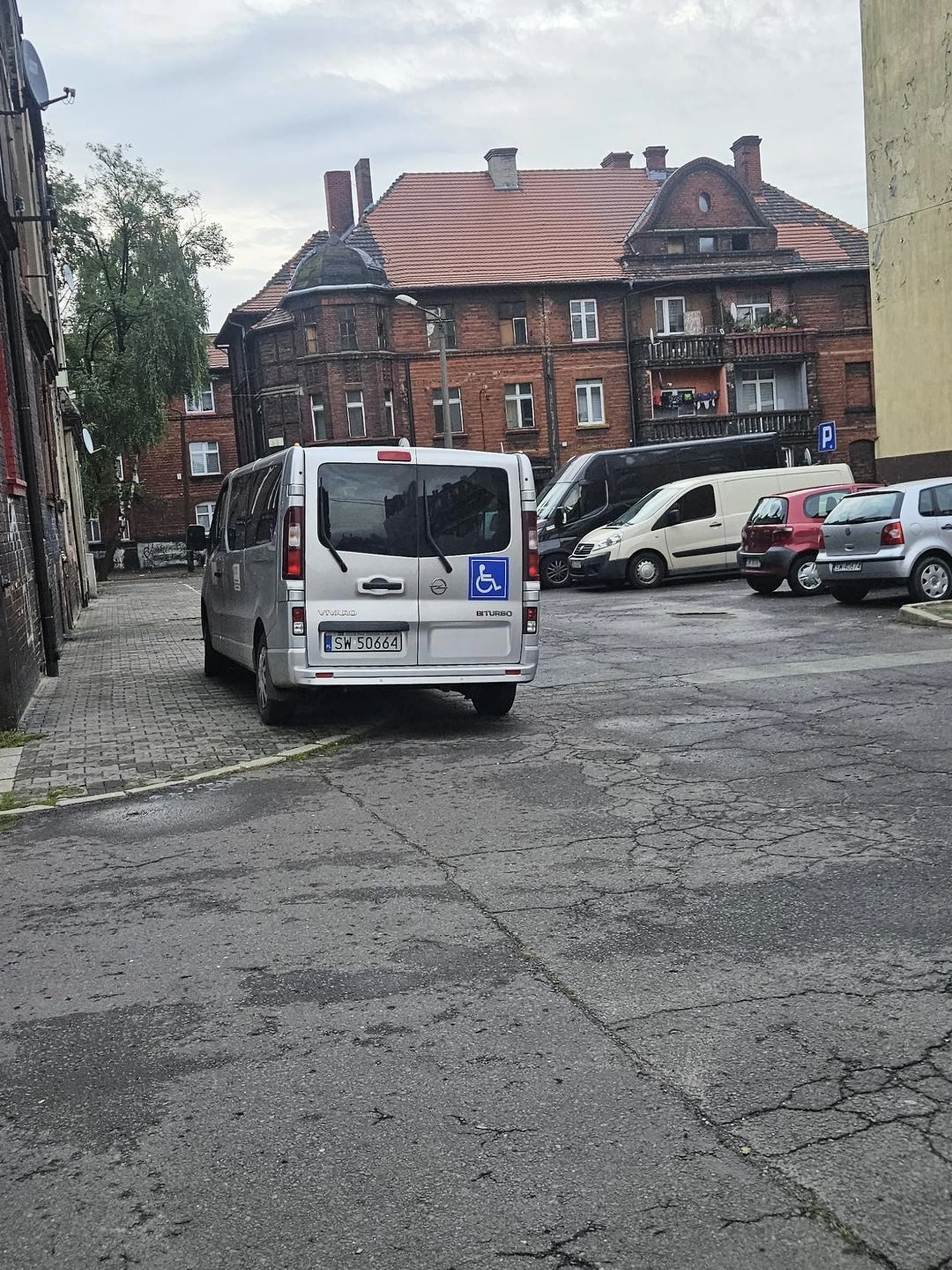 Upominanie upominaniem, może gdy ktoś to tutaj zobaczy to dotrze. Szanowny Panie kierowco, już stój sobie tym Vivaro na chodniku jeśli nie potrafisz się "wyłamać" mniejszym busem na miejsce parkingowe ale podjedź proszę trochę dalej bo chyba wyobraźnia powinna w tym przypadku działać,  że dość upierdliwie ograniczasz widoczność wyjeżdżającym z ulicy św. Jana. Myślę,  że twoje 4 litery zbytnio się nie zmęczą gdy zaparkujesz te parę metrów dalej a OPS do którego jeździsz jest dosłownie 50m dalej, może nawet i nie. Jeśli jeździsz tak na wy**** jak parkujesz to współczuję osobom niepełnosprawnym takiego "szofera". Robisz to codziennie w godzinach 7-9 zależy jak przyjedziesz. Świętochłowice, woj. Śląskie Serdecznie nie pozdrawiam.