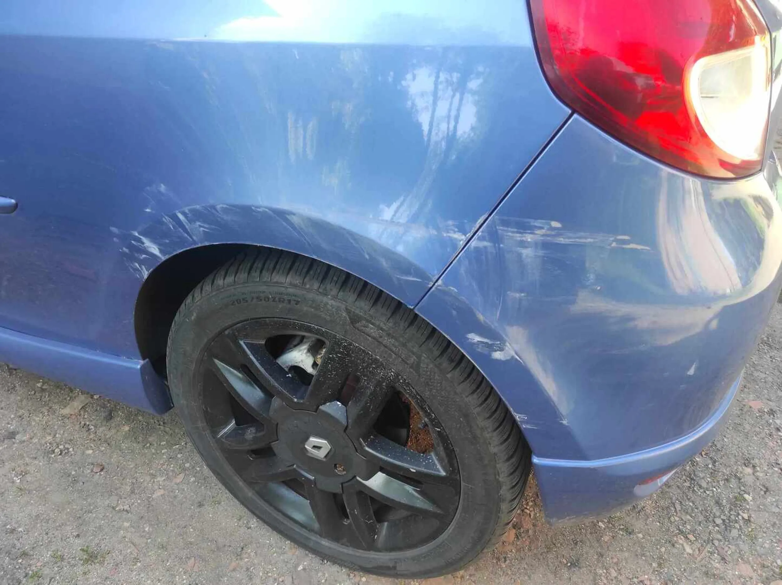 Pani zadrapała mi samochód na parkingu i uciekła z miejsca zdarzenia. Na szczęście miałem świadka i numer rejestracyjny, więc została szybko ściągnięta przez policję. Polecam uważać przy parkowaniu obok tej Pani.