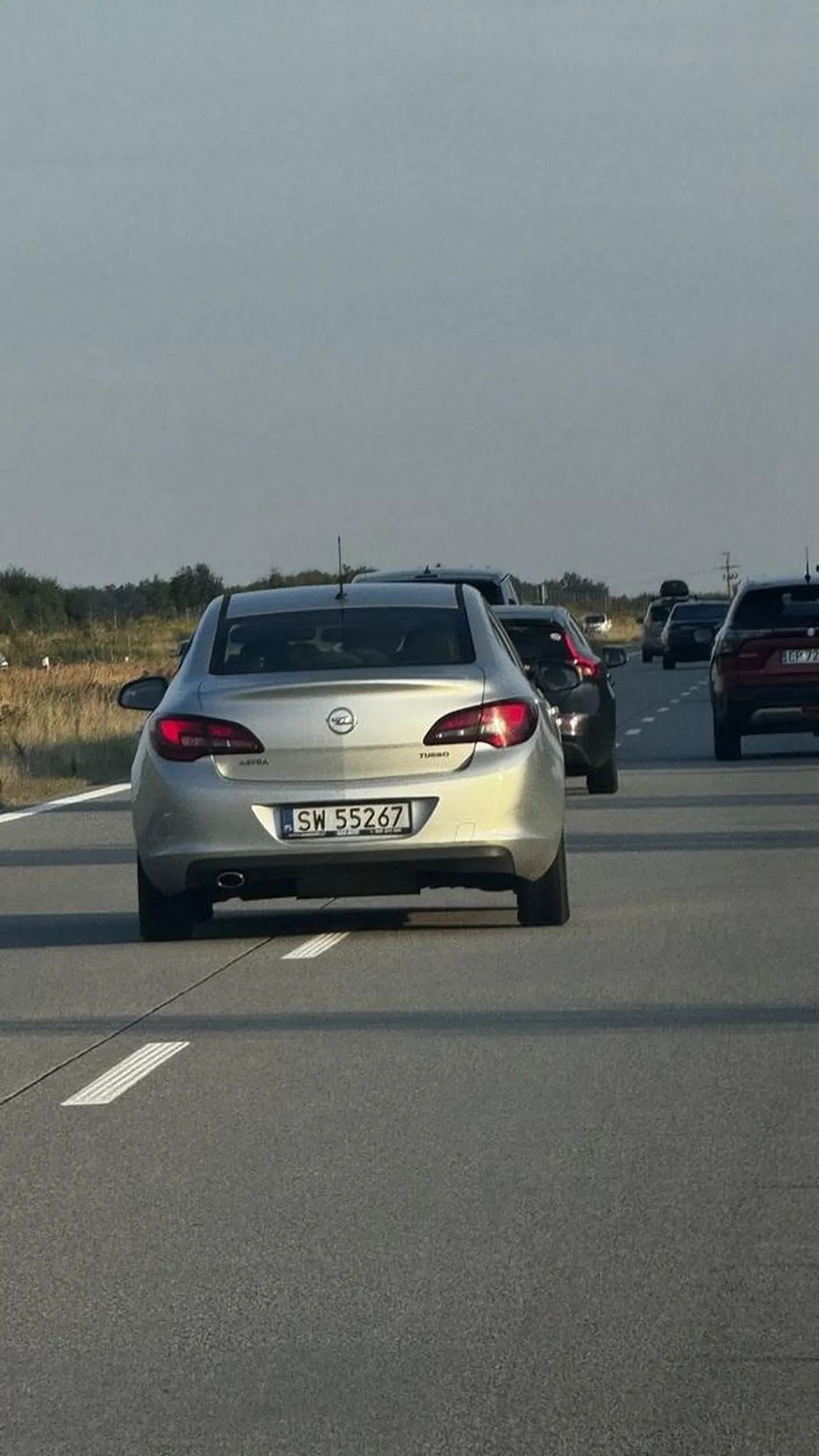 Na autostradzie zmienia pasy metr przed pojazdem bez kierunku.  Prawie nas zepchnal na pobocze. Lepiej uwazac