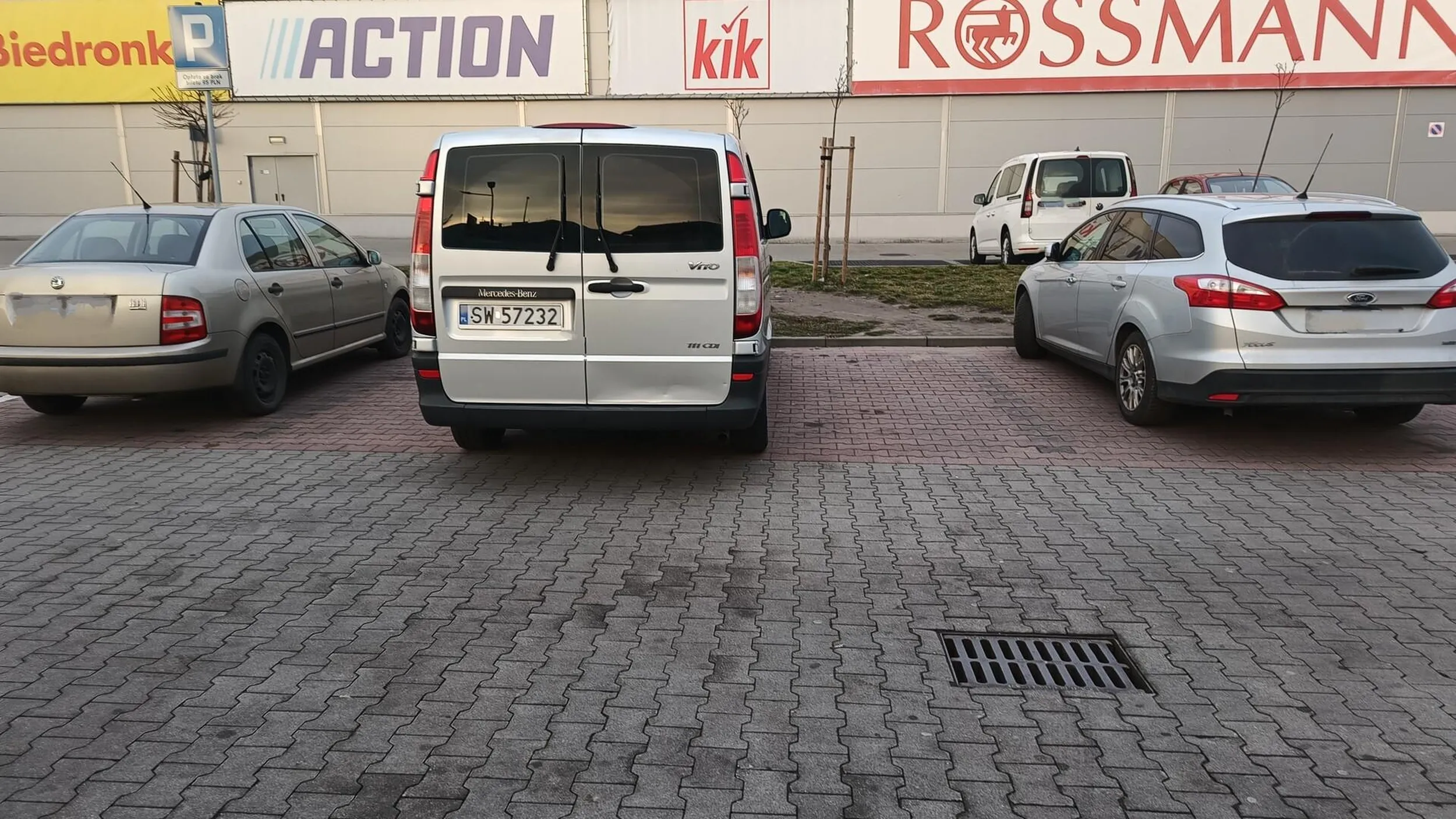 Fantastycznie zaparkowany. Jak parkował to 3 miejsca były wolne.