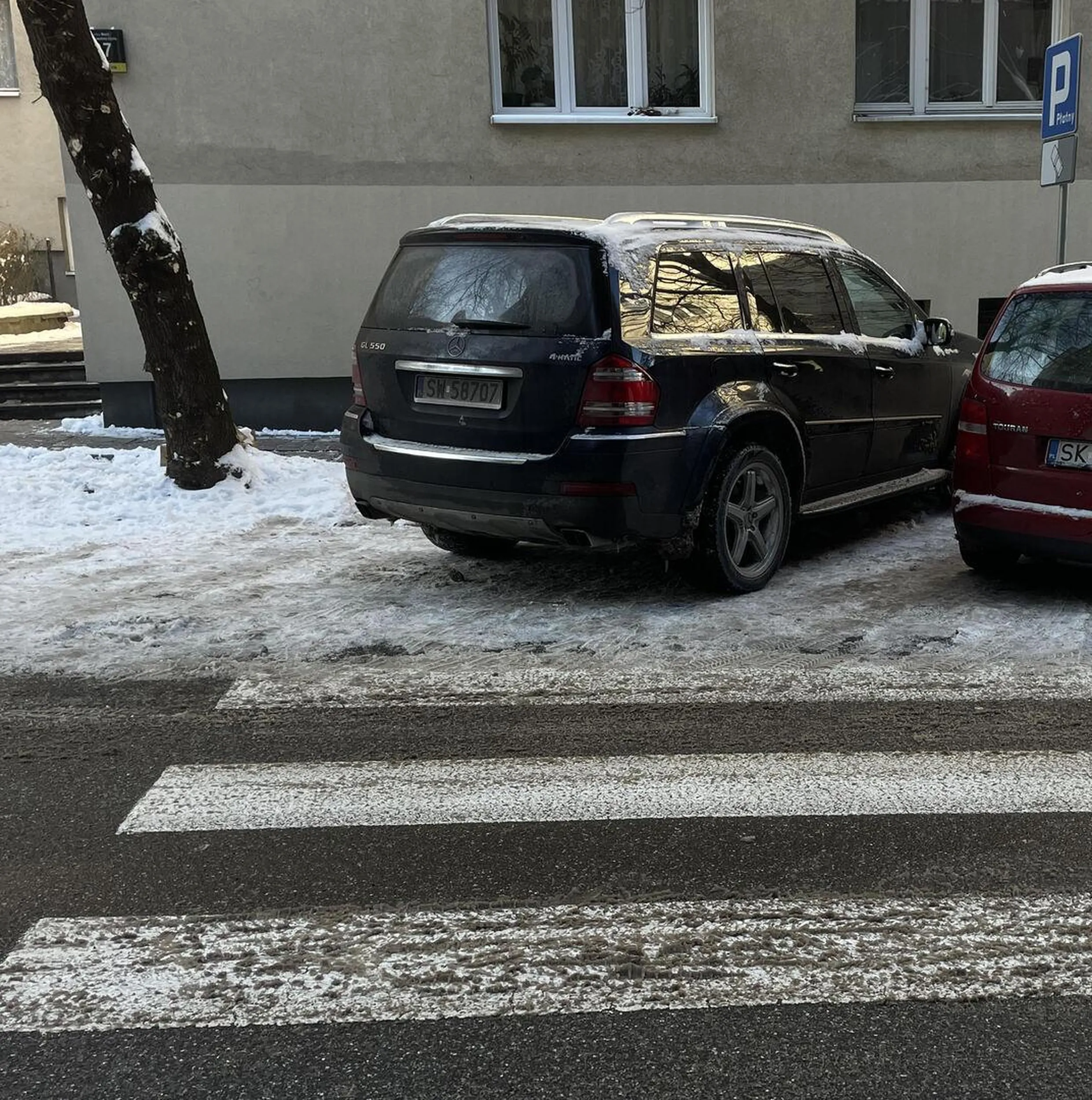 bałwan, parkuje na środku przejścia