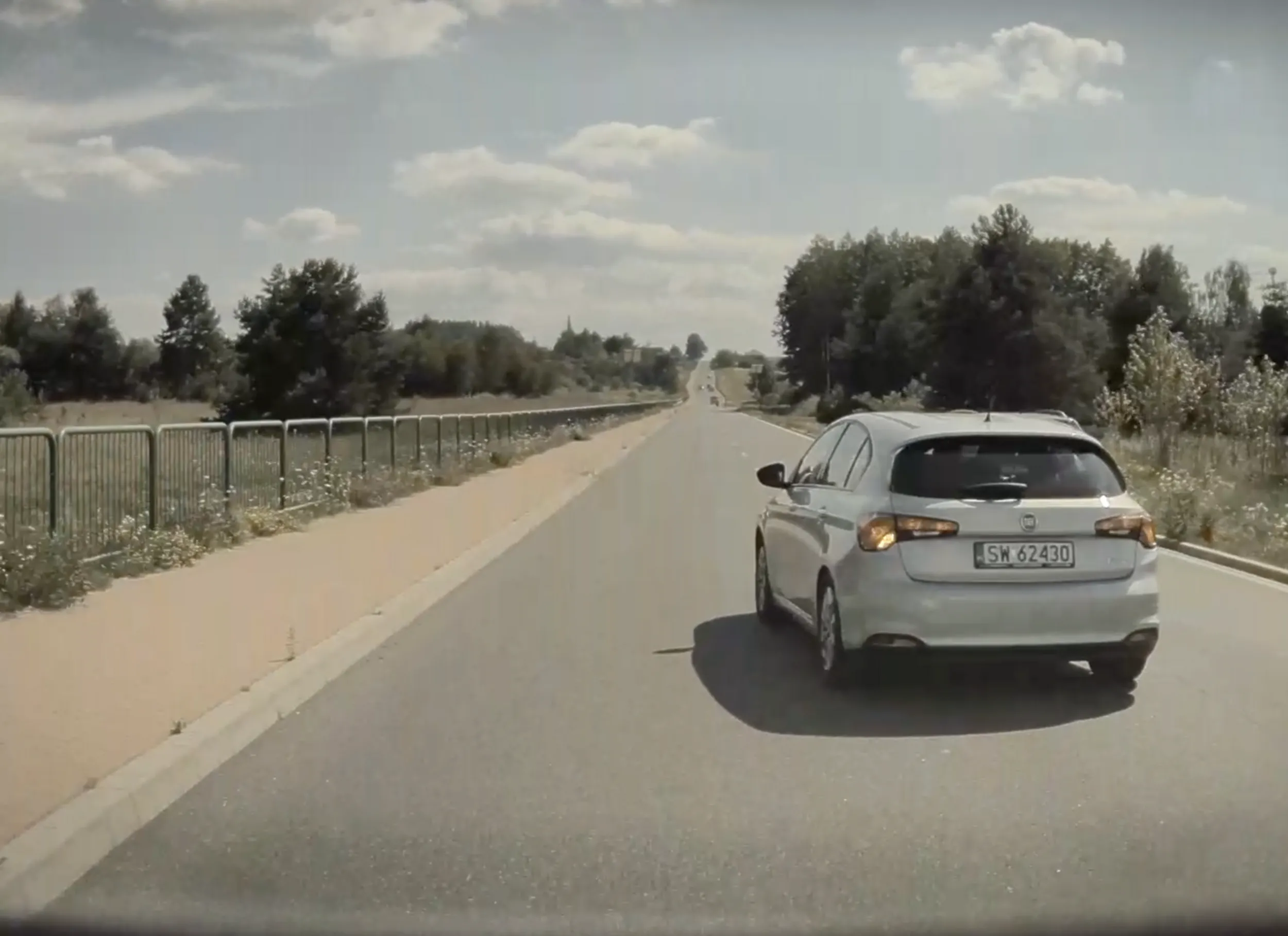 Ledwo wyhamowałem po tym gdy kierowca nie patrząc w lusterka postanowił zajechać mi drogę podczas manewru wyprzedzania. Gdyby nie dobre hamulce to dzwon byłby konkretny... Dramat...