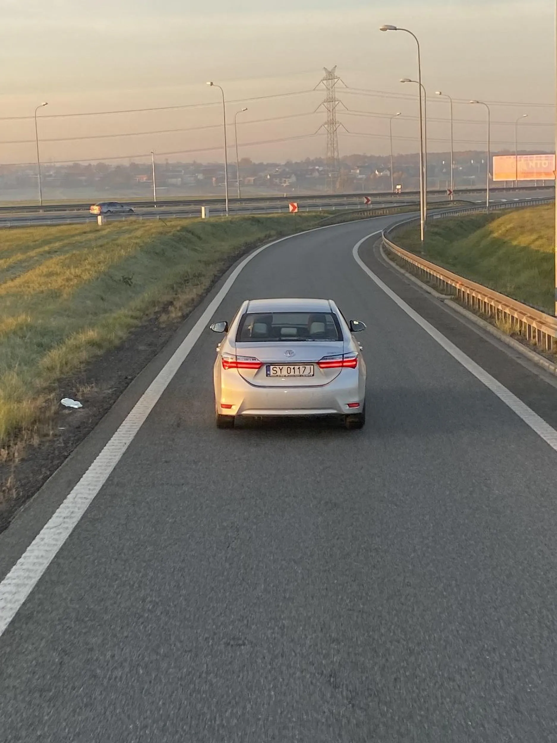 Polecam wrócić się na kurs lub przesiąść na autobus. Jeszcze 40-45 w zabudowanym można zrozumieć, ale 60 maksymalnie poza zabudowanym czy hamowanie do zera przed PUSTYM rondem to jest kpina!