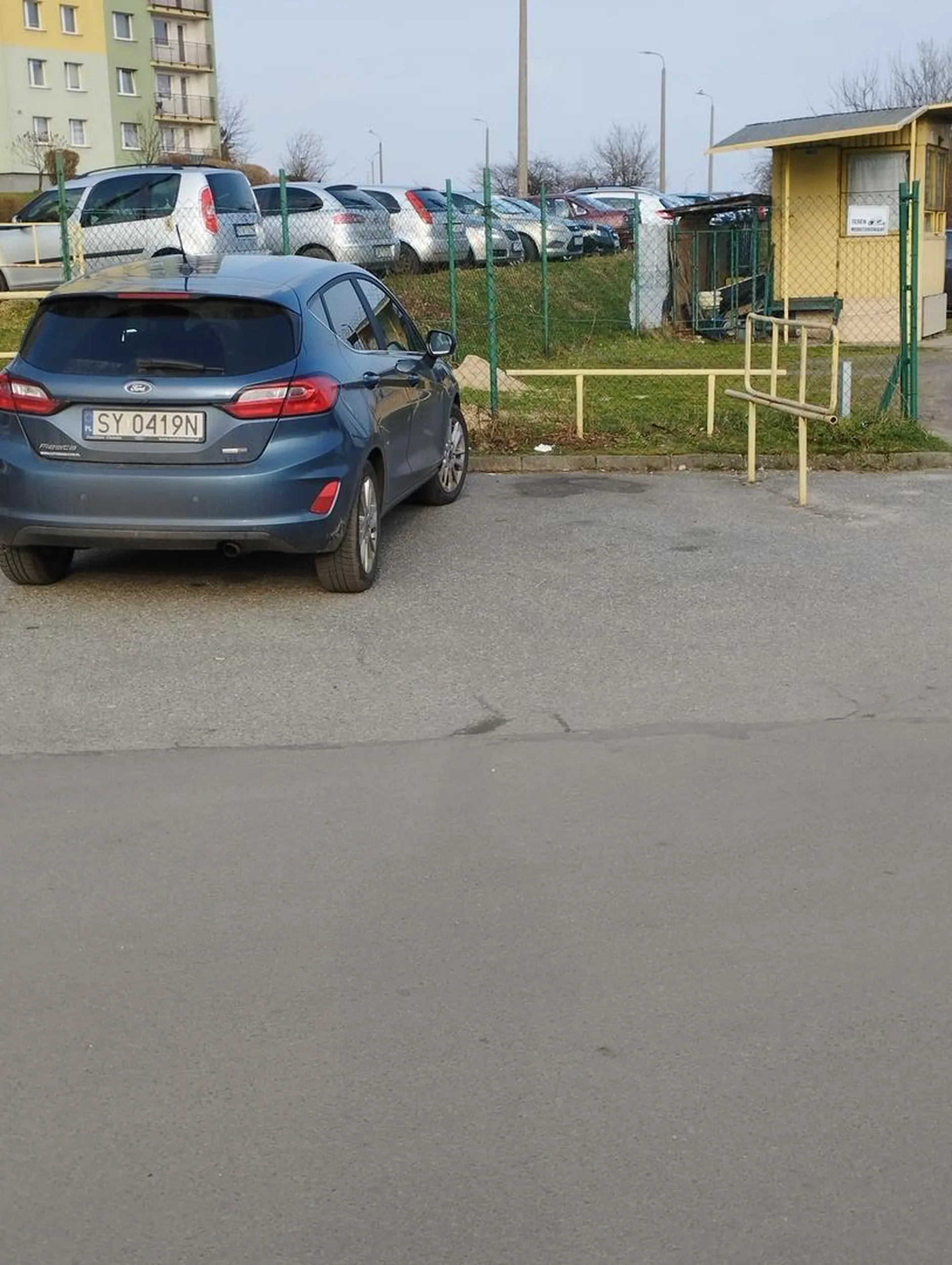 Pomyśl człowieku... Przecież nikt się już tam nie zmieści nawet przytulając się do barierki...