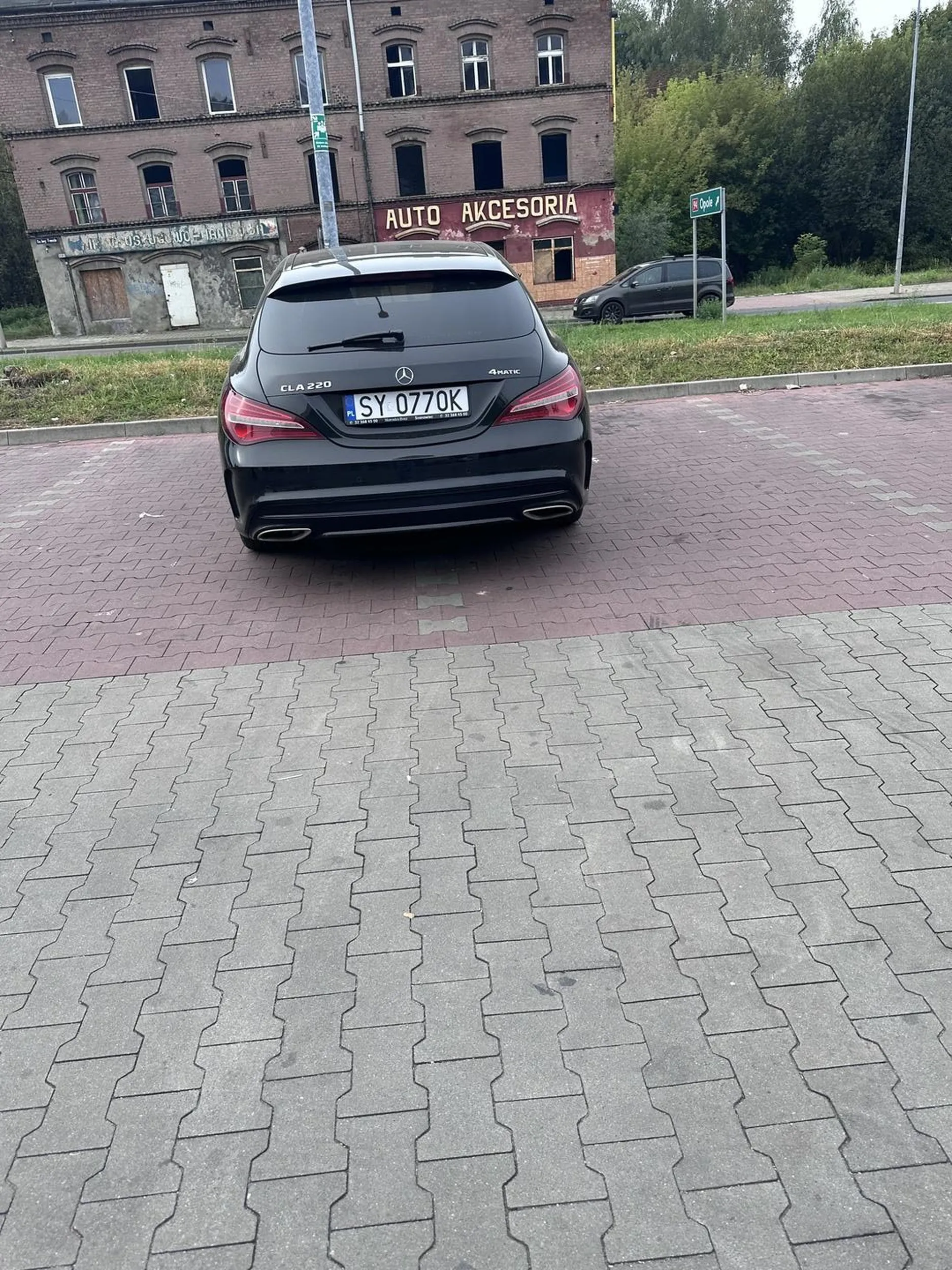 Standardowy kierowca Mercedesa nic dodać nic ująć, jedyne co mnie zastanawia to jak ktoś taki zdaje prawo jazdy.