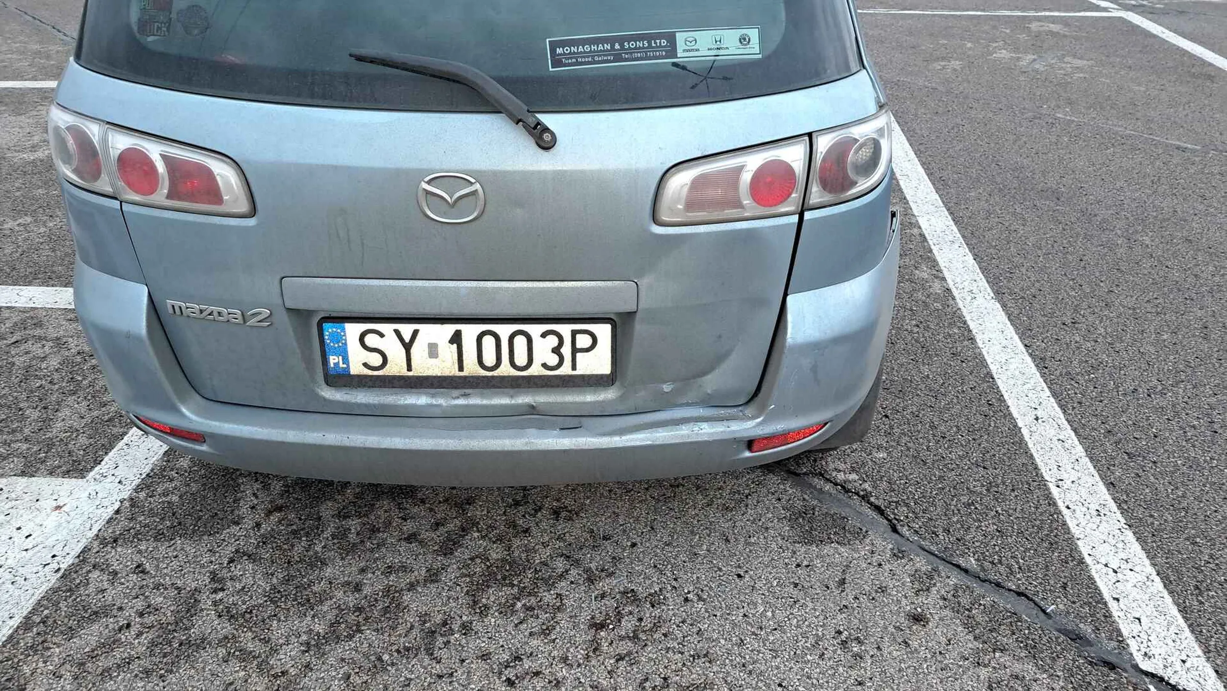 nie potrafi stawac w miejscu parkingowym przez co zajebalem mu w zderzak i to niby moja wina. nie pozdrawiam