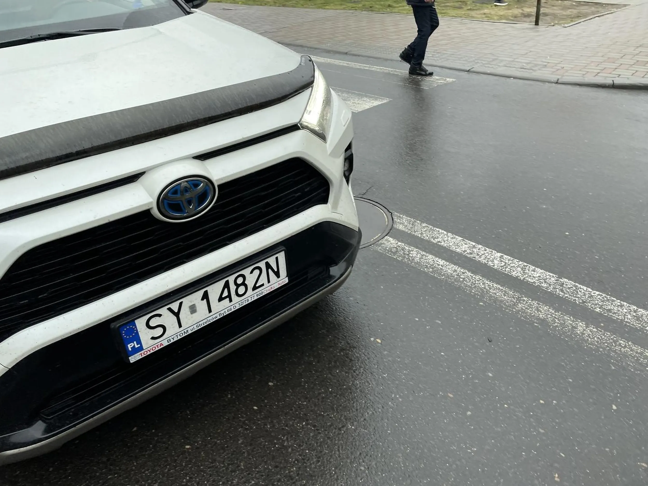 Byłem świadkiem jak kierowca tego auta chciał rozjechać na pasach pieszego. Pieszy w ostatniej chwili uniknął potrącenia. Agresywny kierowca zatrzymał auto na pasach i groził pobiciem pieszemu. Wystraszony pieszy oddalił się . Dookoła sporo ludzi to widziało, w zasięgu monitoringu miejskiego.  Miasto: Piekary Śląskie