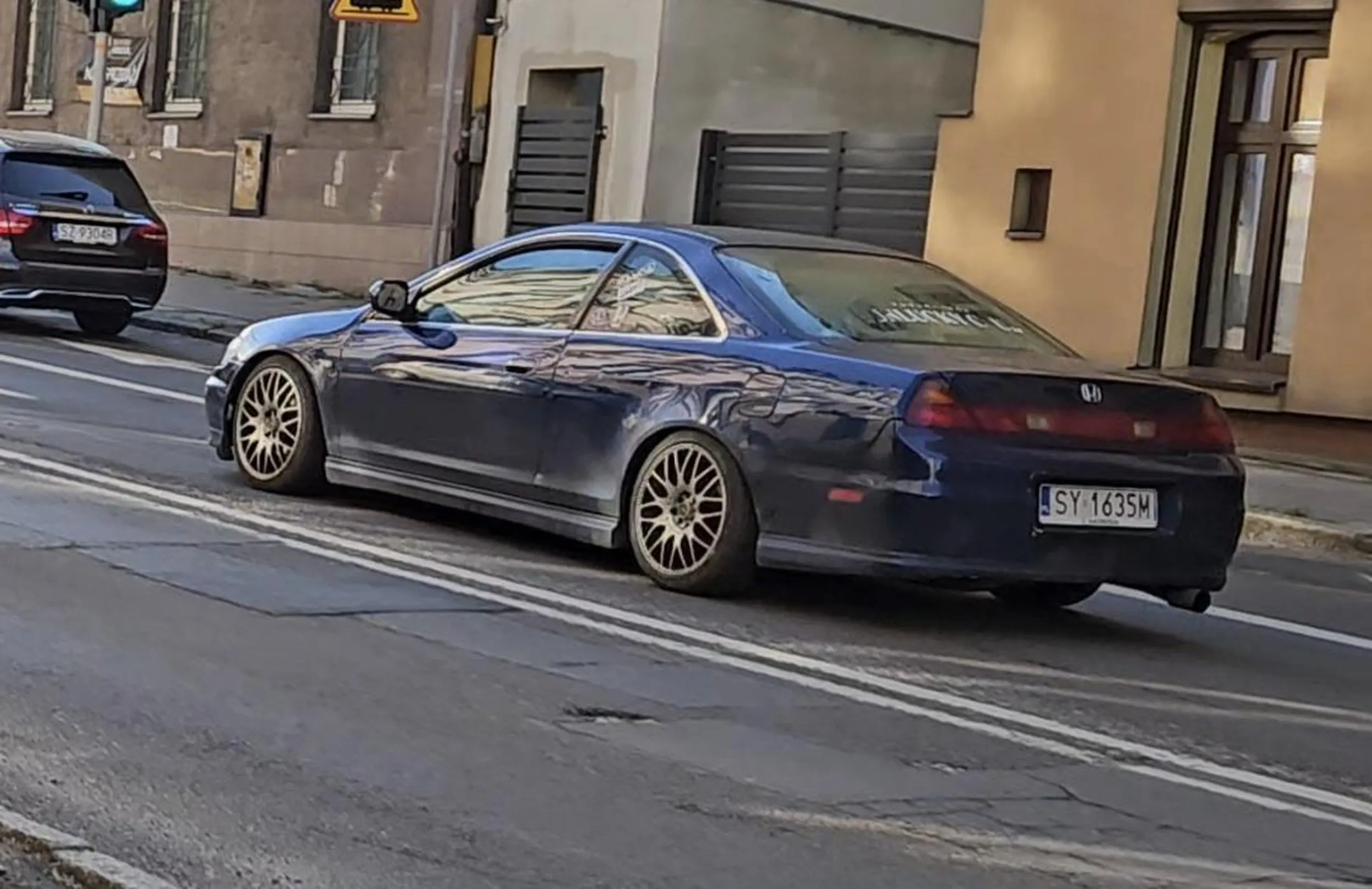 Zrób coś z wydechem w tym gruzie, bo nie idzie tego znieść. Drze się to i wkurza wszystkich dookoła na mieście. Sam lubię auta które słychać, ale za pełne przeloty bez tłumików powinien powinni zabierać dowody rej.