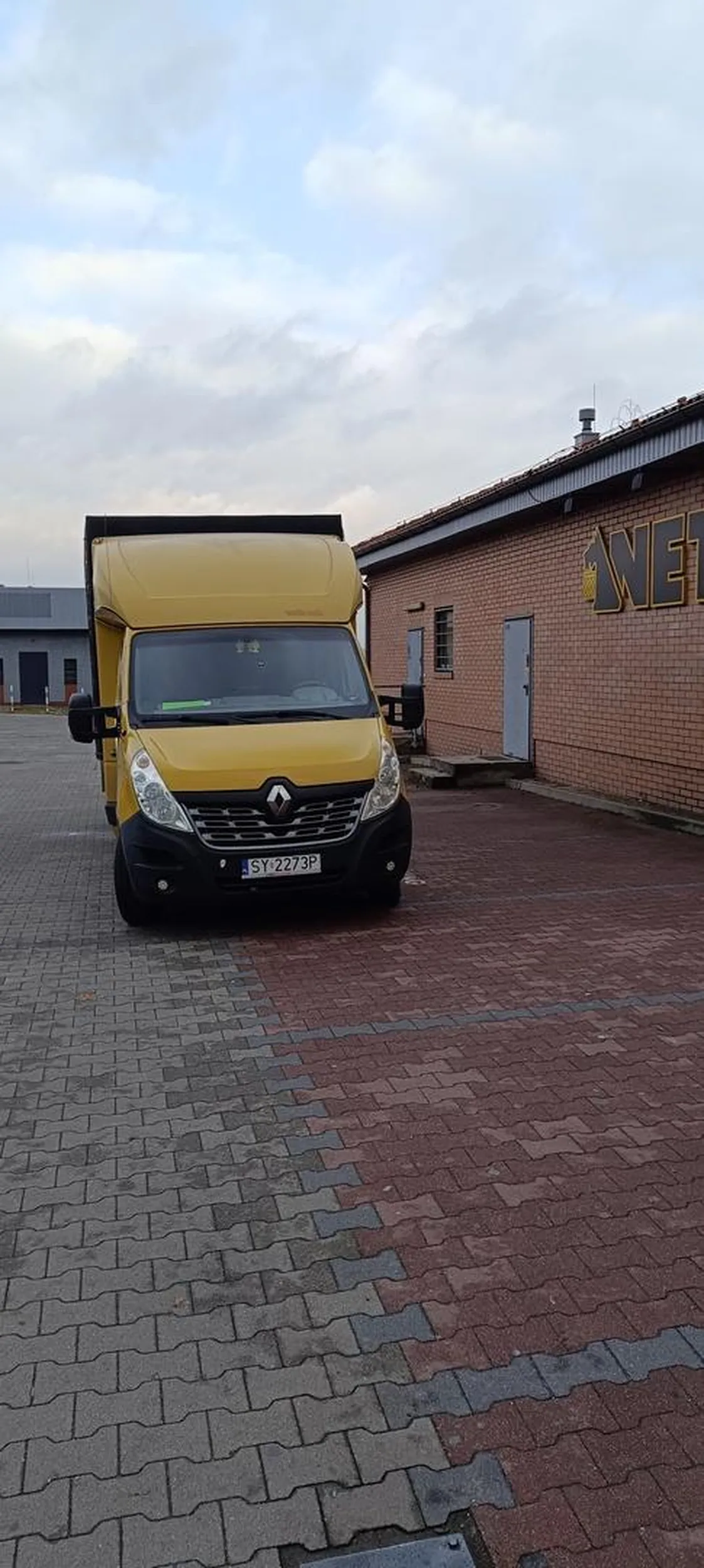 Trzeba stanąć w poprzek na parkingu bo innych mam w D!