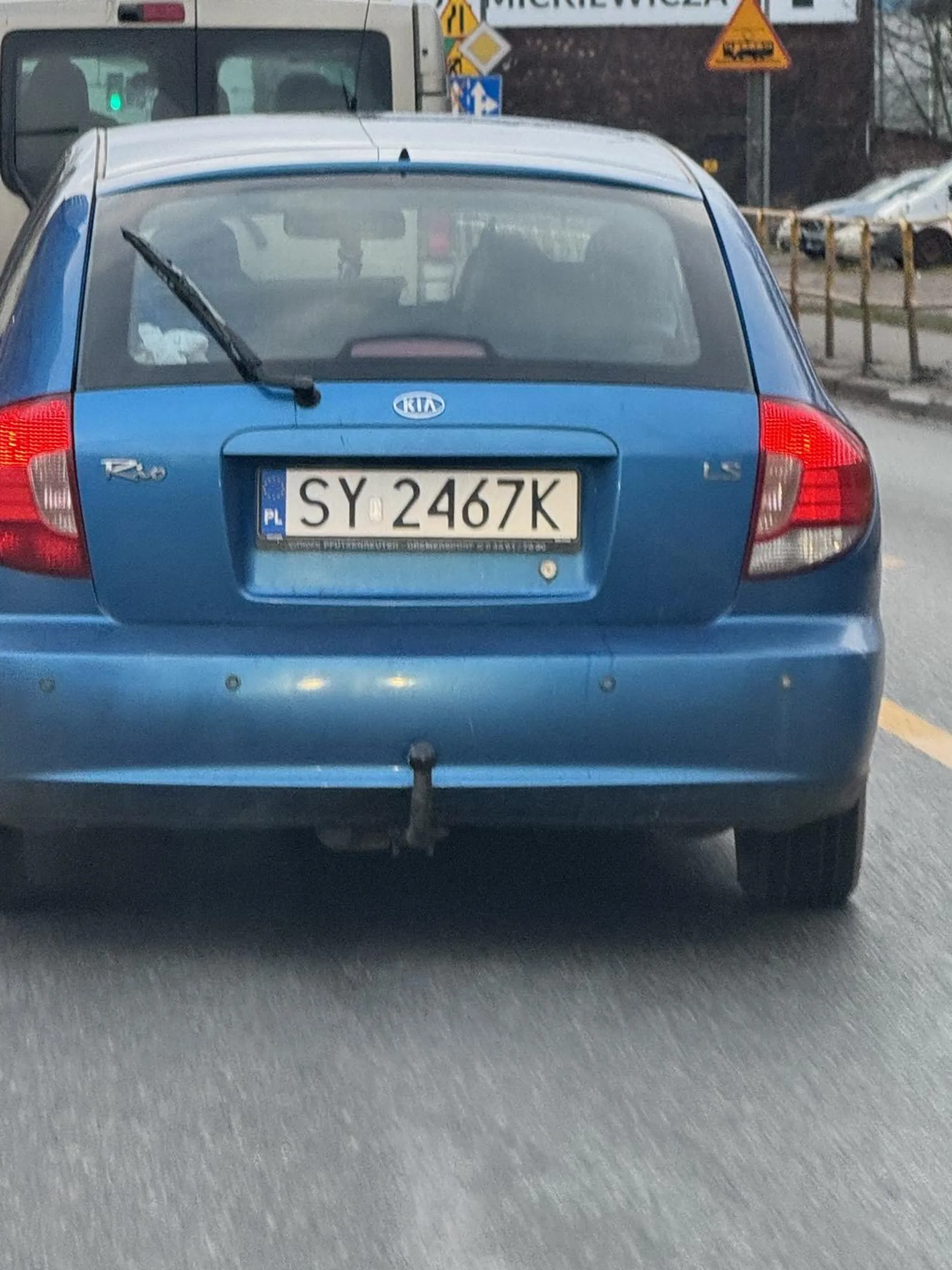 Cham i prostak, który nie zna przepisów ruchu drogowego. Proponuję się douczyć.