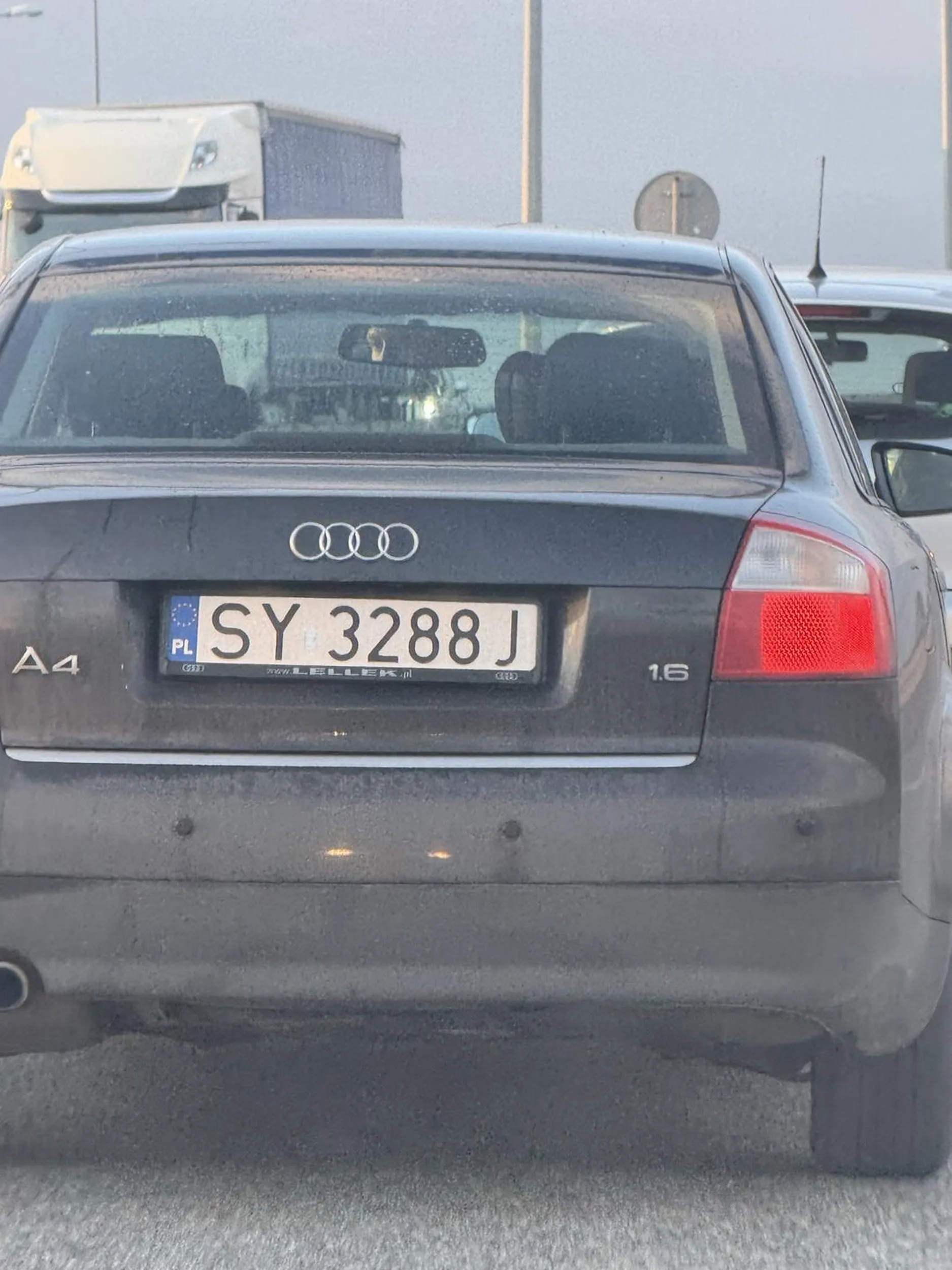 Nastepnym razem jak z prawego pasa do skrętu na Pyrzowice  będziesz wyprzedzał lewy pas i na niego zjeżdżał na Gliwice przy węźle Zabrze Północ to nagranie pójdzie prosto na policję zamiast zostawienie komentarza w sieci. Naucz się jeździć.