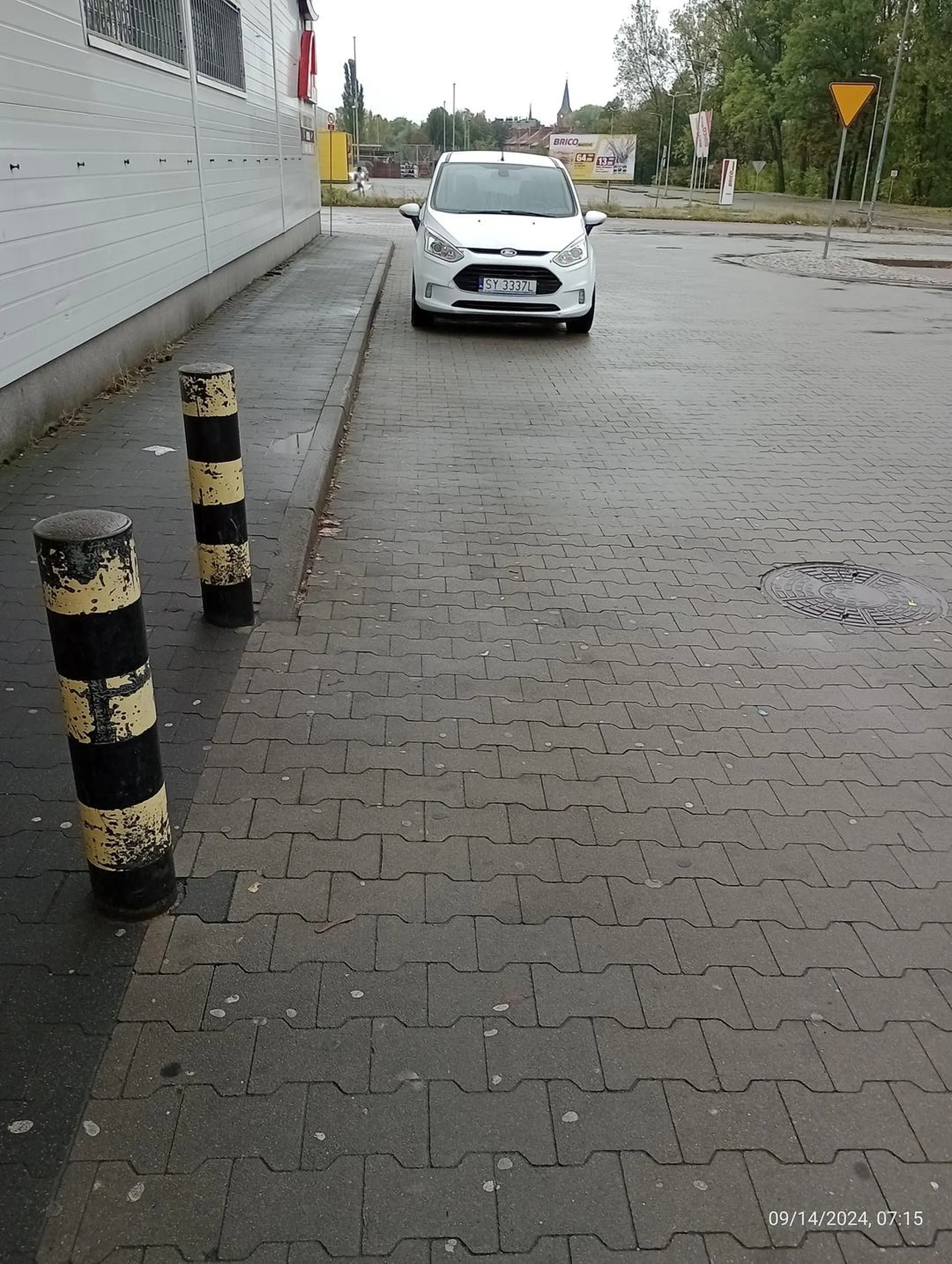 Na parkingu pełno wolnych miejsc, a pajac stoi na drodze