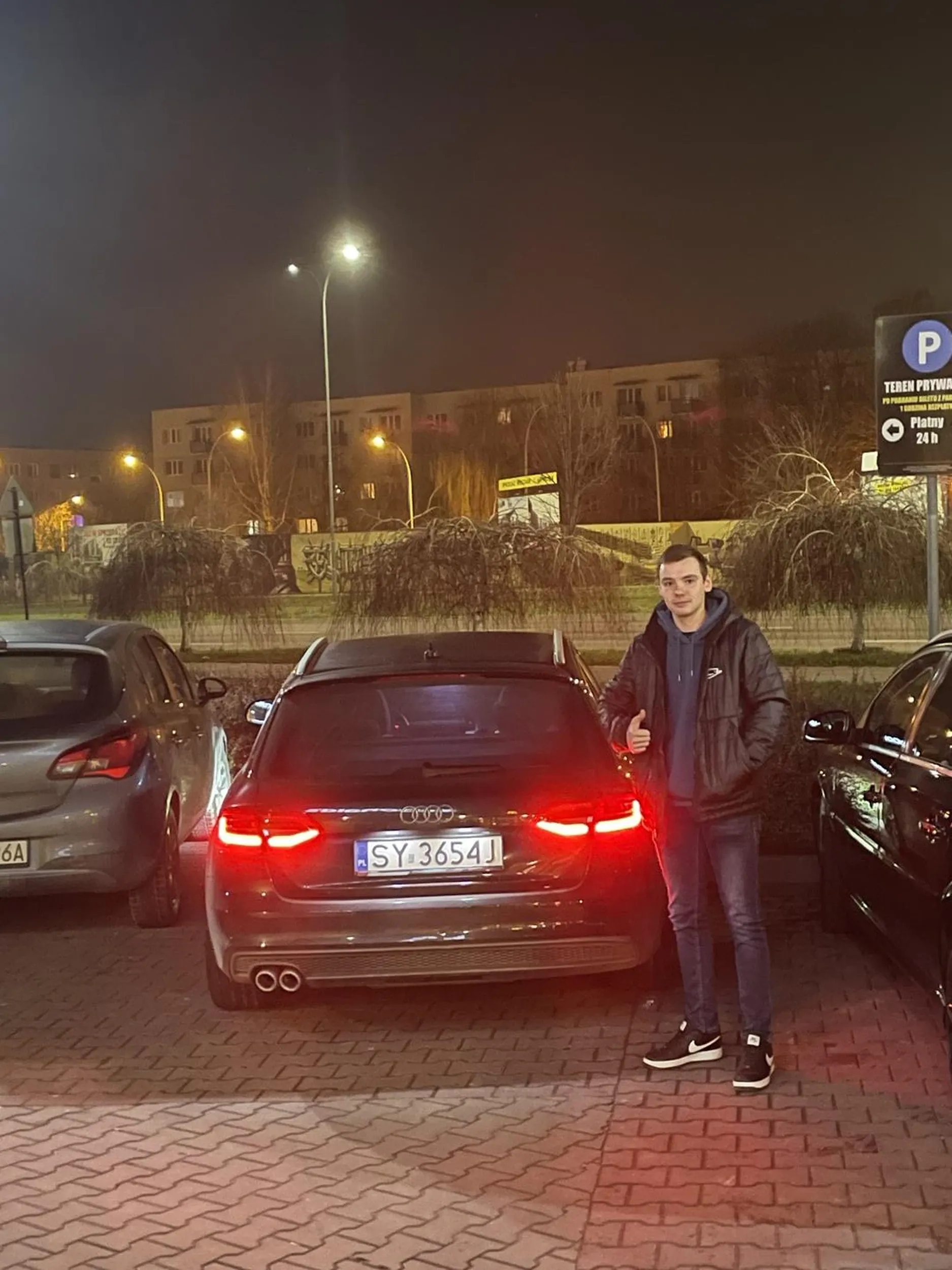 nie potrafi parkować j*bany kretyn