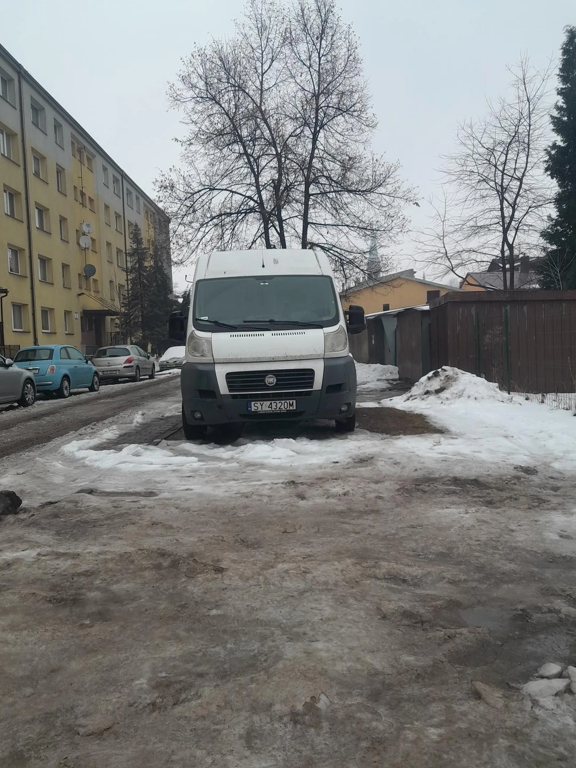 Zazwyczaj parkuja tu 2 samochody ale rozumiem ze Pan jest tak szeroki ze nie zmiesci sie ducato. Ja bym tam 2 takie busy pomiescil