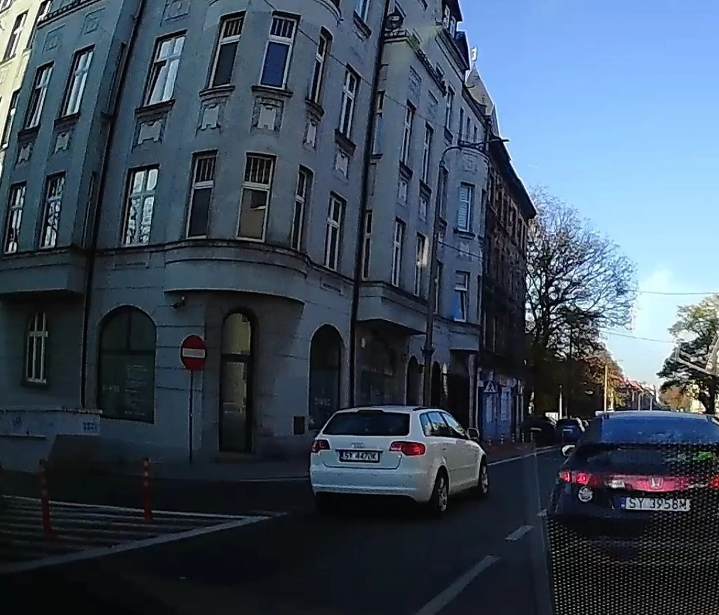 Pani nie powinna prowadzić pojazdów mechanicznych. Nie potrafi poruszać się wśród innych pojazdów,korzystać z kierunkowskazów. Wyprzedza przed przejściem dla pieszych by być u celu minutę szybciej,radzę uważać nie zważa na pojazdy jadące przed nią oraz obok.