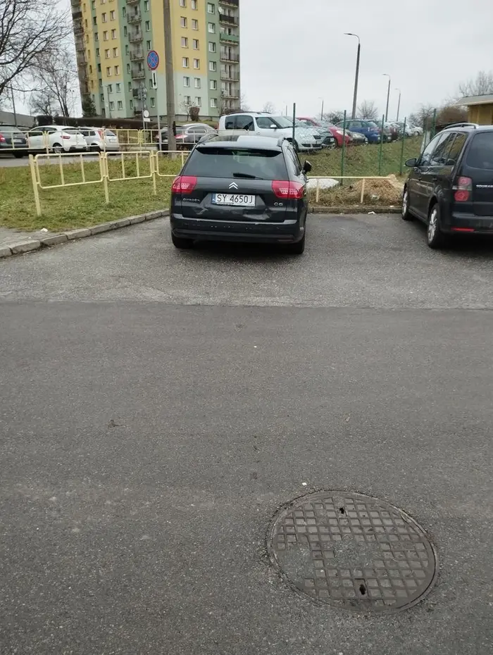 Kolejny stający na dwóch miejscach. Ważne, że on ma gdzie stanąć.