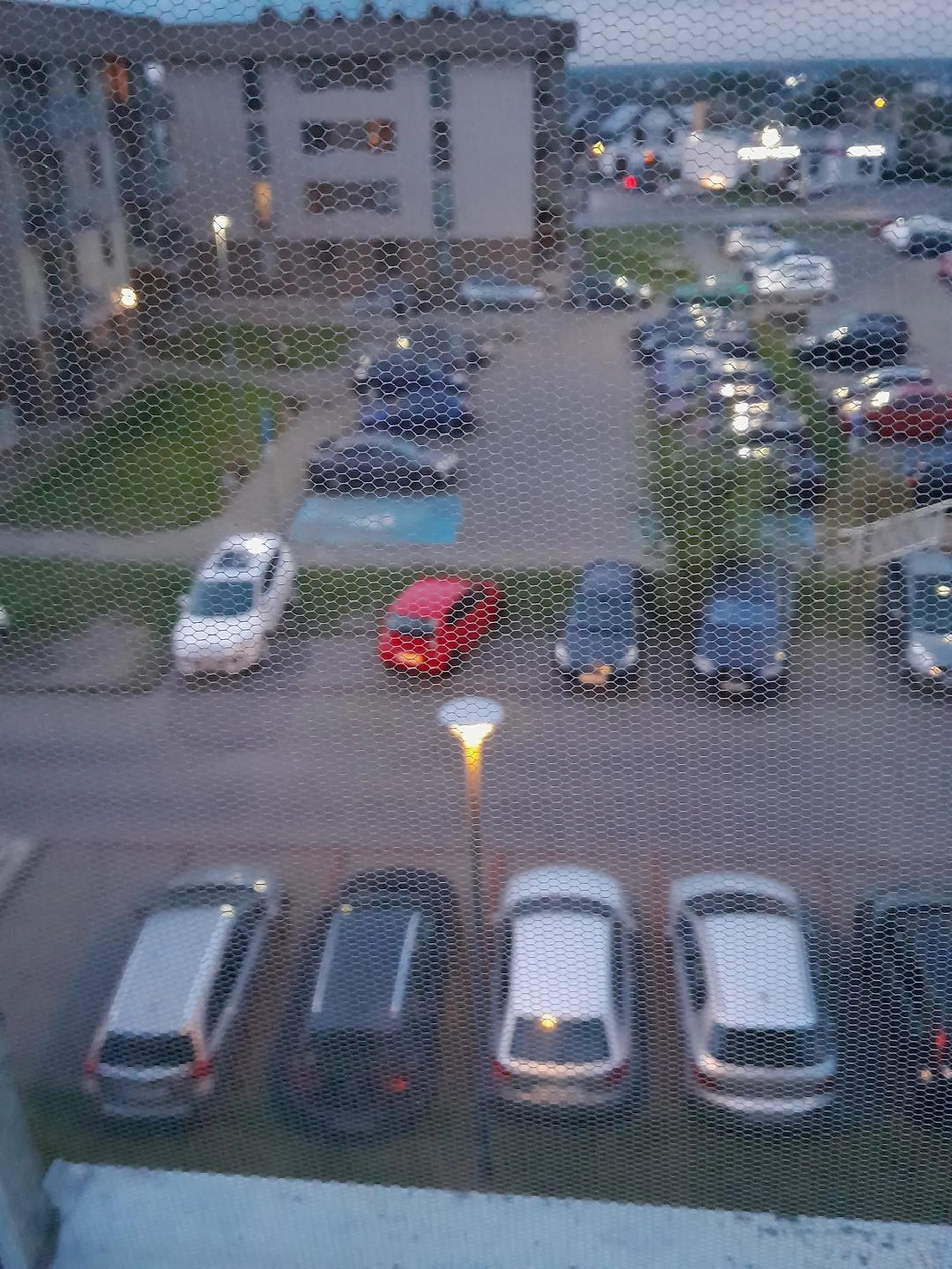 Pani świeżo po po egzaminie o czym świadczy zielony listek na tylnej szybie. Parkuje pani tragiczne i to w dodatku wjeżdżając za znak zakaz ruchu w obu kierunkach na ulicy Janasa 8 w Tarnowskich Górach.