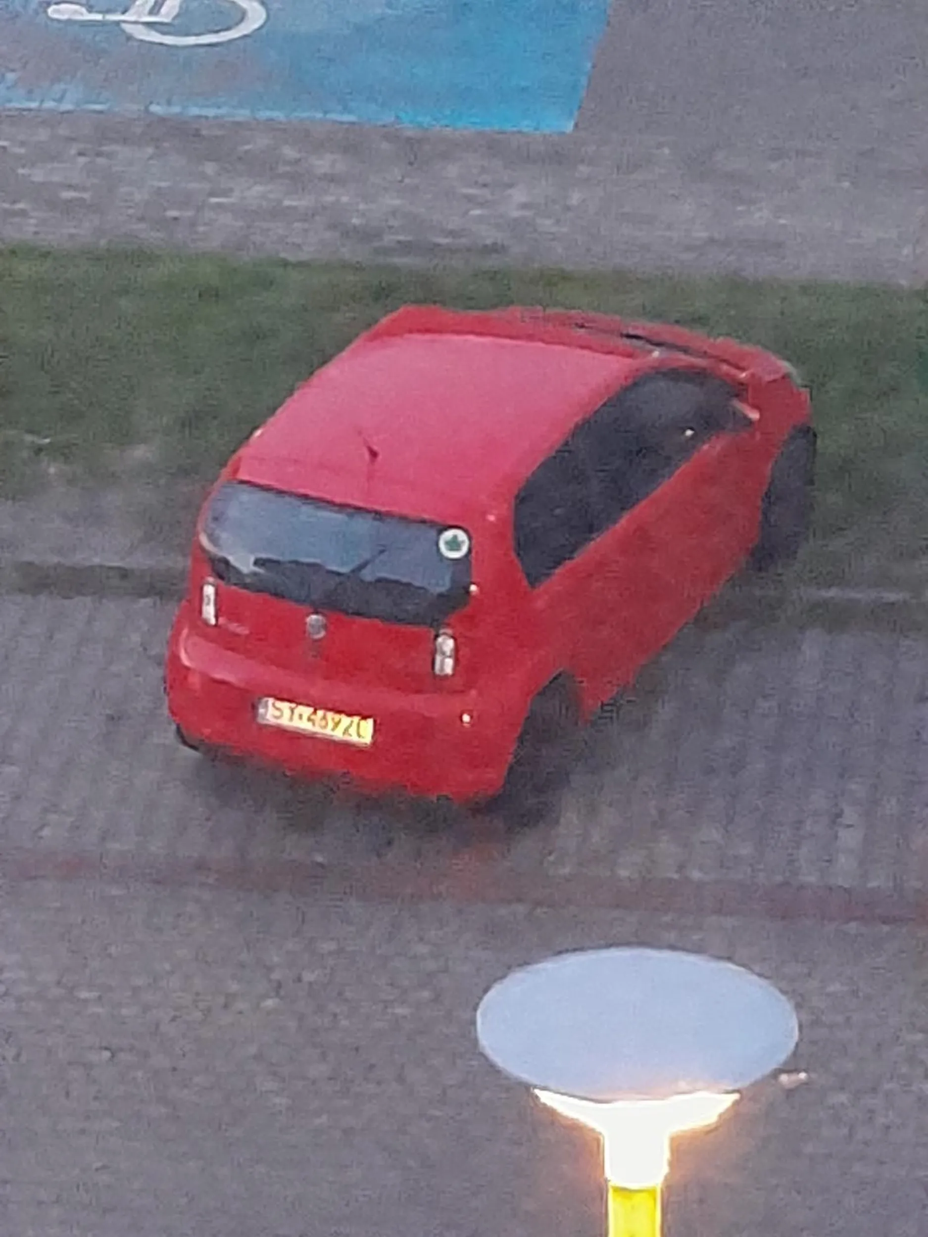 Pani świeżo po po egzaminie o czym świadczy zielony listek na tylnej szybie. Parkuje pani tragiczne i to w dodatku wjeżdżając za znak zakaz ruchu w obu kierunkach na ulicy Janasa 8 w Tarnowskich Górach.