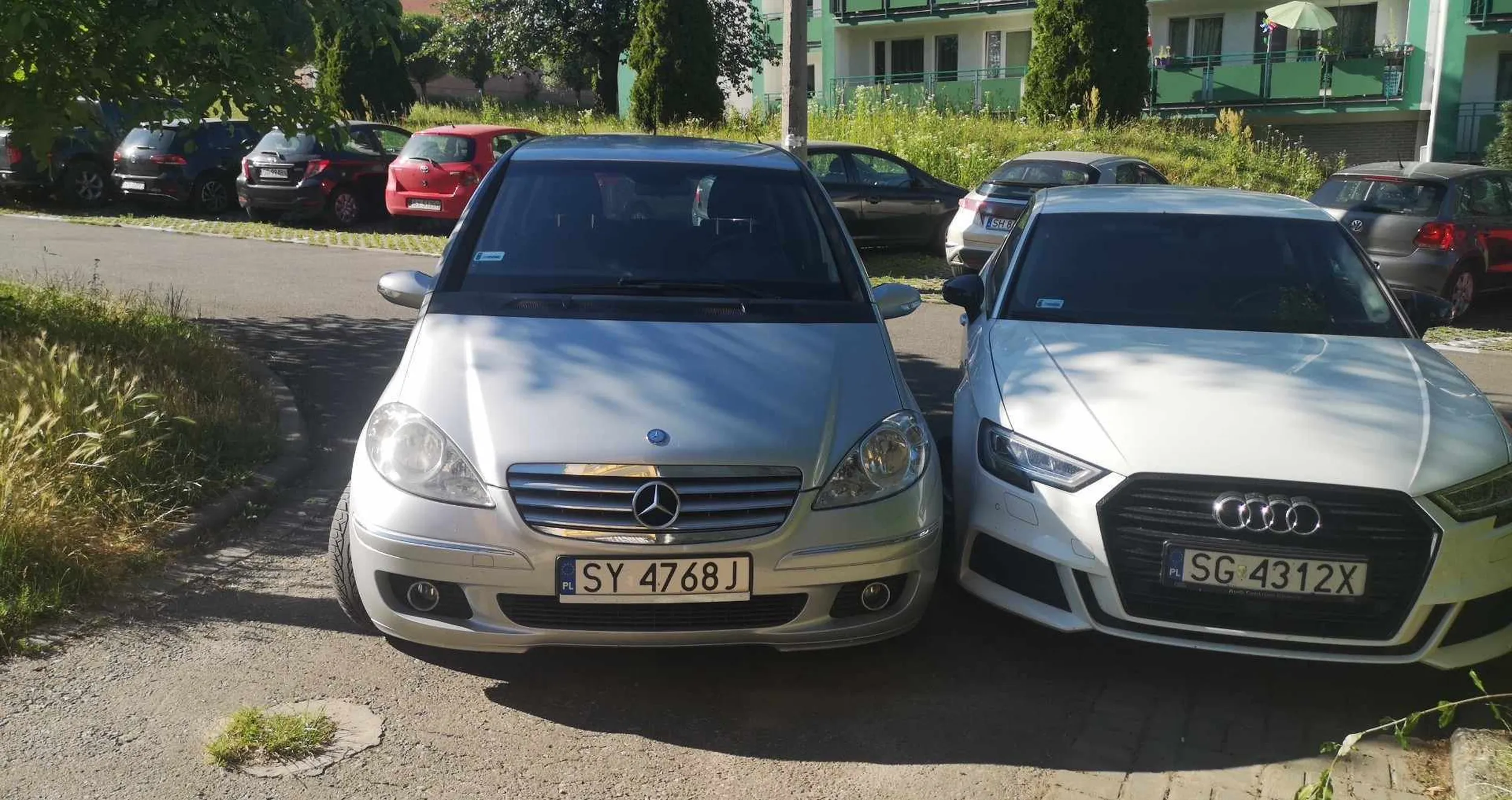 Naucz sie parkować jak człowiek bo ci karne kutasy na szybe nakleje. Jak tu teraz od pasażera wsiąść