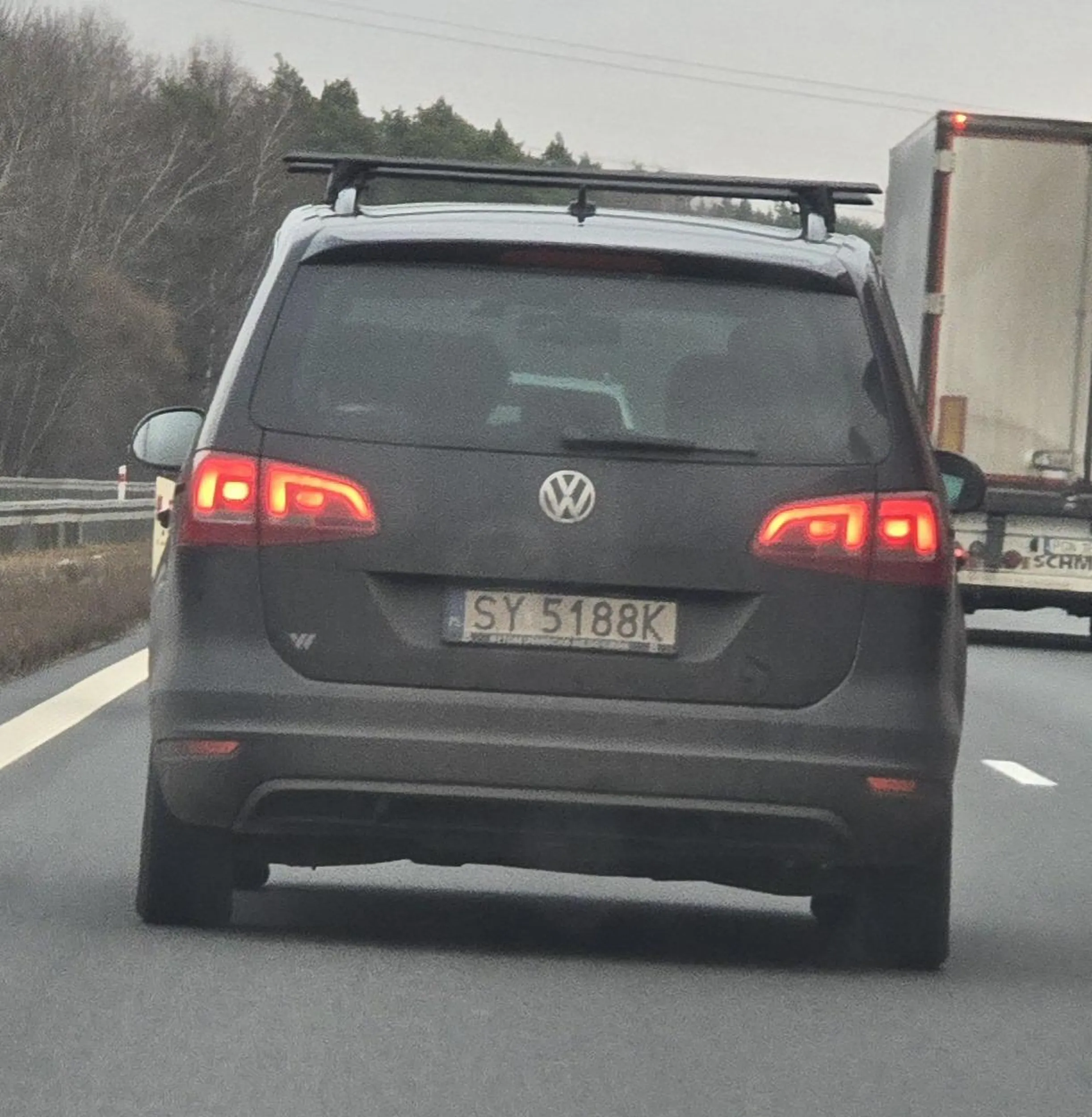 Zajeżdżanie drogi, czerwone światła. Typowy Brajan drogowy stwarzający zagrożenie dla normalnych kierowców.