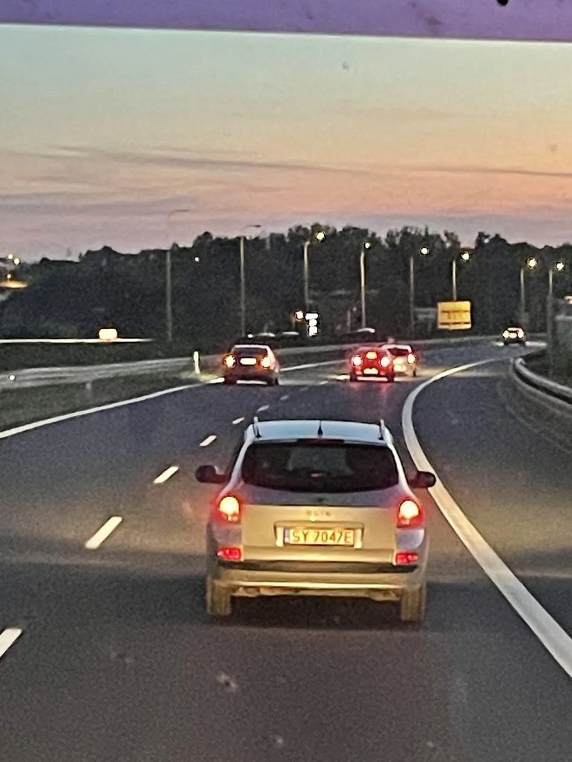 Nie pozdrawiam tej pani w tym samochodzie która przy wyprzedzaniu jej i ciężarówki z dwóch pasów zrobiła sobie 3. Ciężarówka jechała pół awaryjnym i pół prawym a ja wyprzedzałem ciężarówkę lewym a pani się między nas wciskała. Nie mogła przeżyć tego że ciężarówka ją wyprzedza i próbowała zepchnąć mnie z drogi. Uważajcie na tę osobę