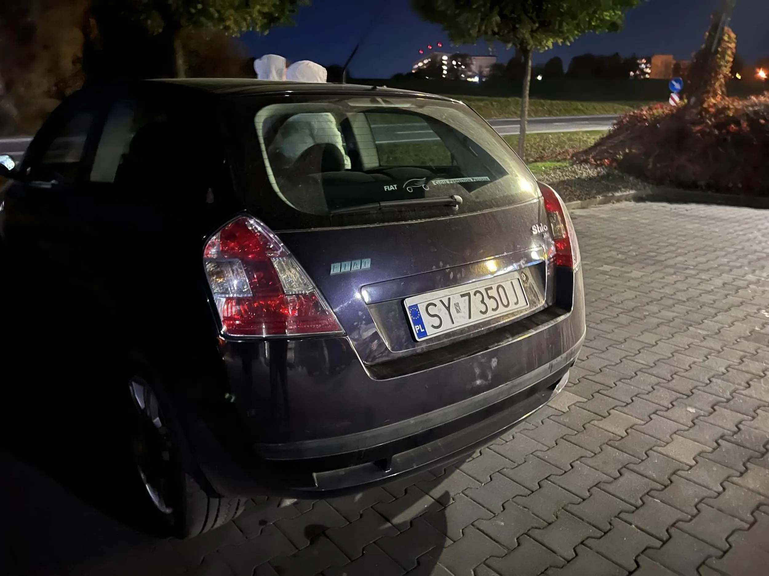 Uwaga na ten samochód, młody kierowca próbuje wyłudzić odszkodowanie na porysowane auto. Fiat Stilo brąz