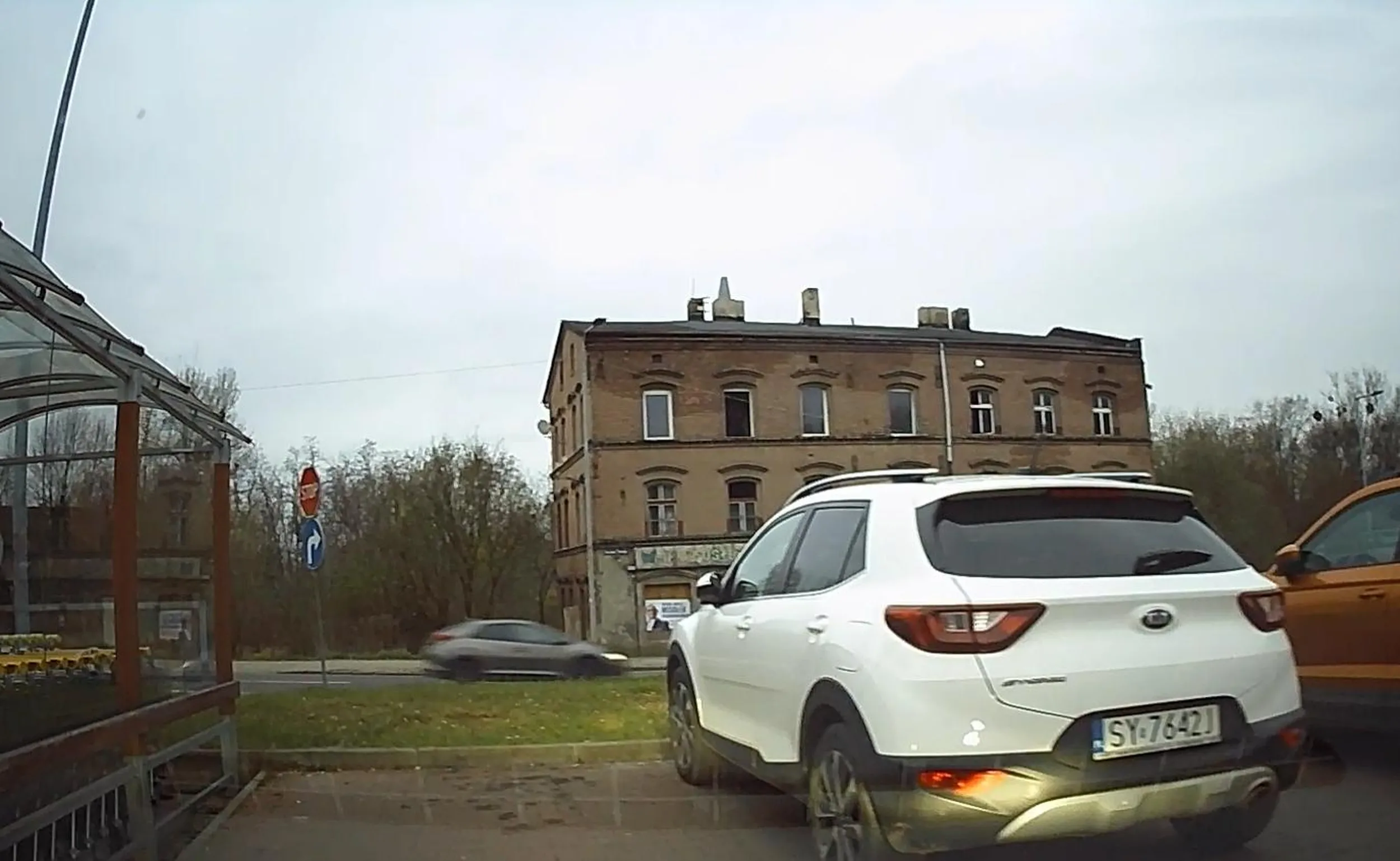 Pajac co nie umie parkować, a potem ma pretensje do innych co zaparkowali prawidłowo, że nie umie wejść do samochodu