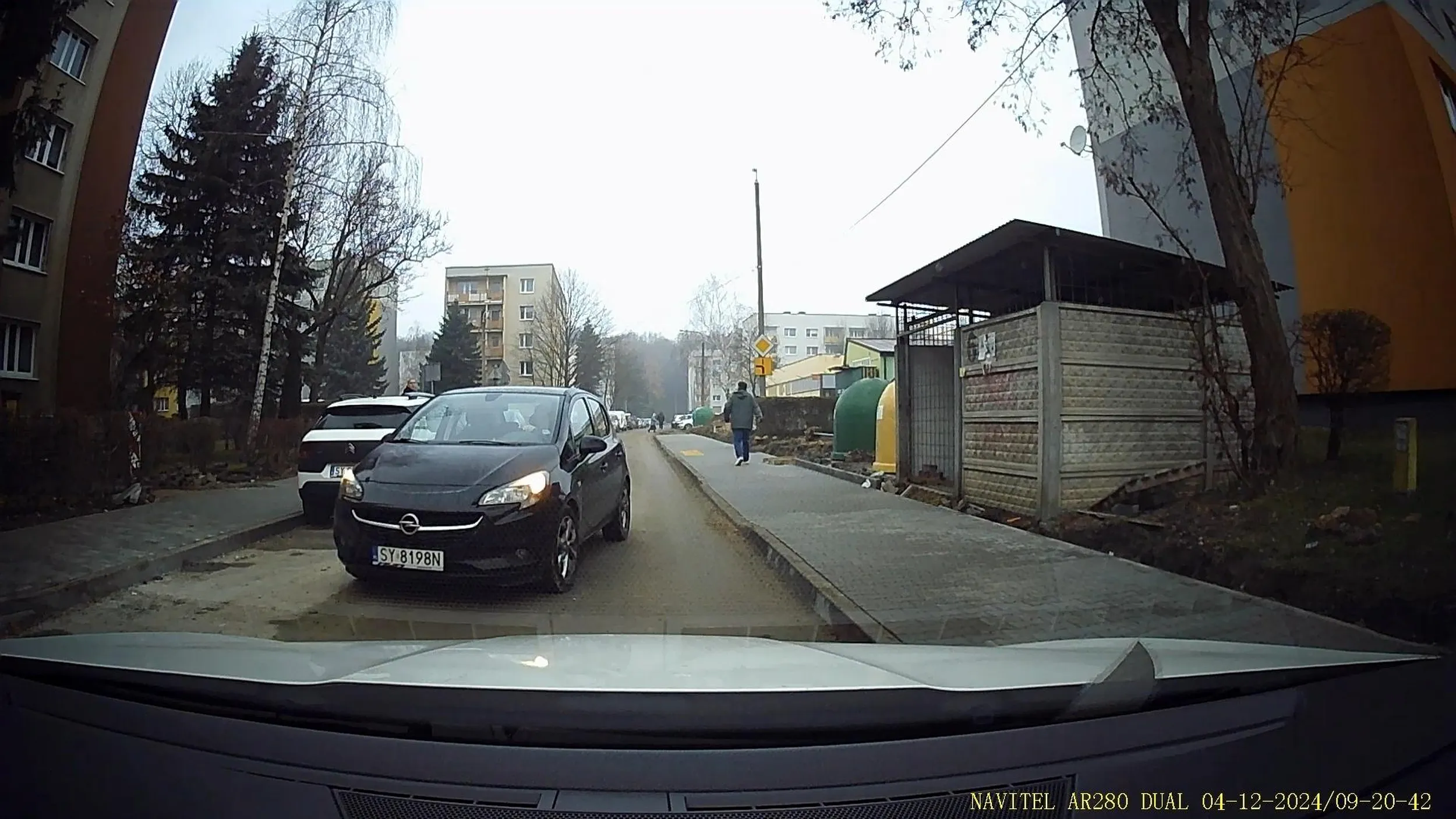 Stary moher jedzie na czołówkę i na zwrócenie uwagi jeszcze ma pretensje