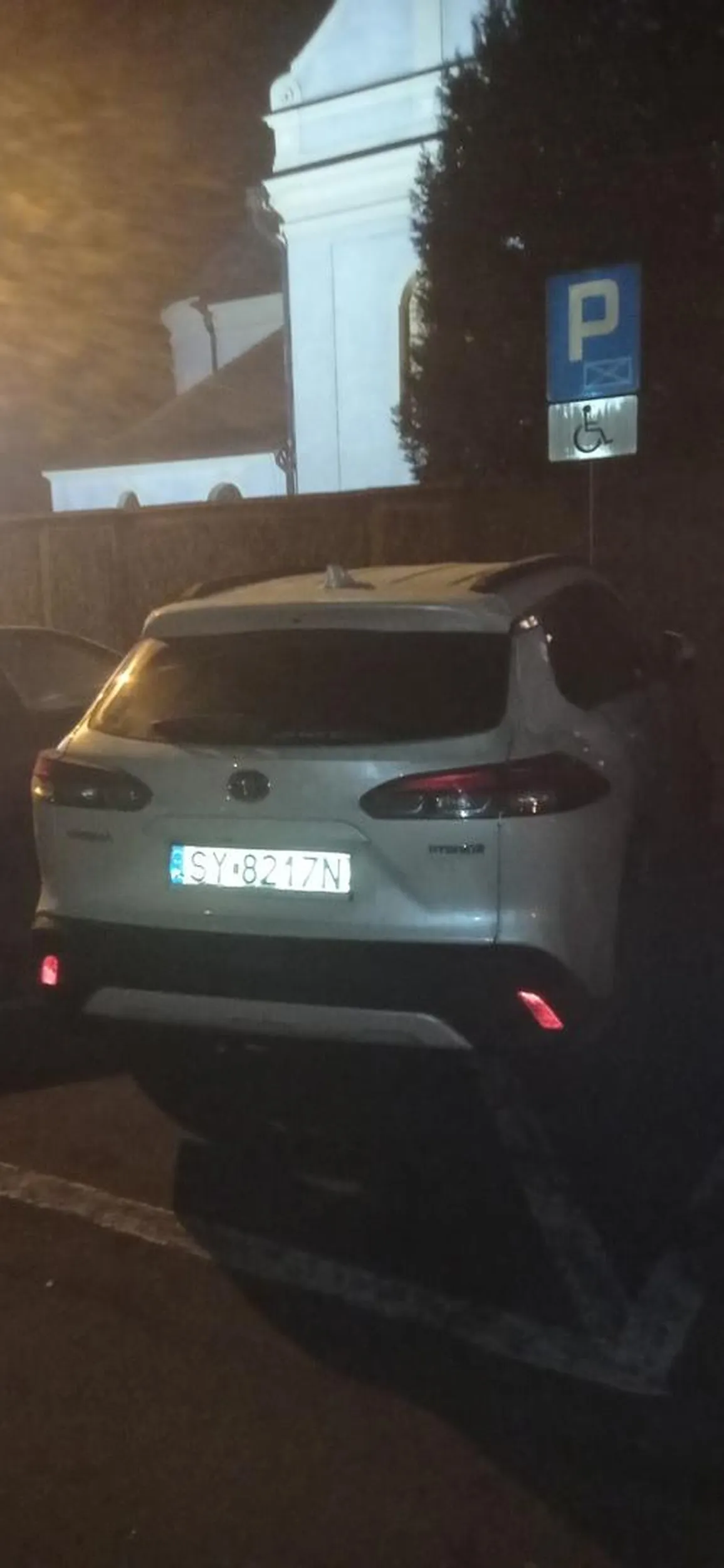 Parkuje na miejscu dla niepełnosprawnych