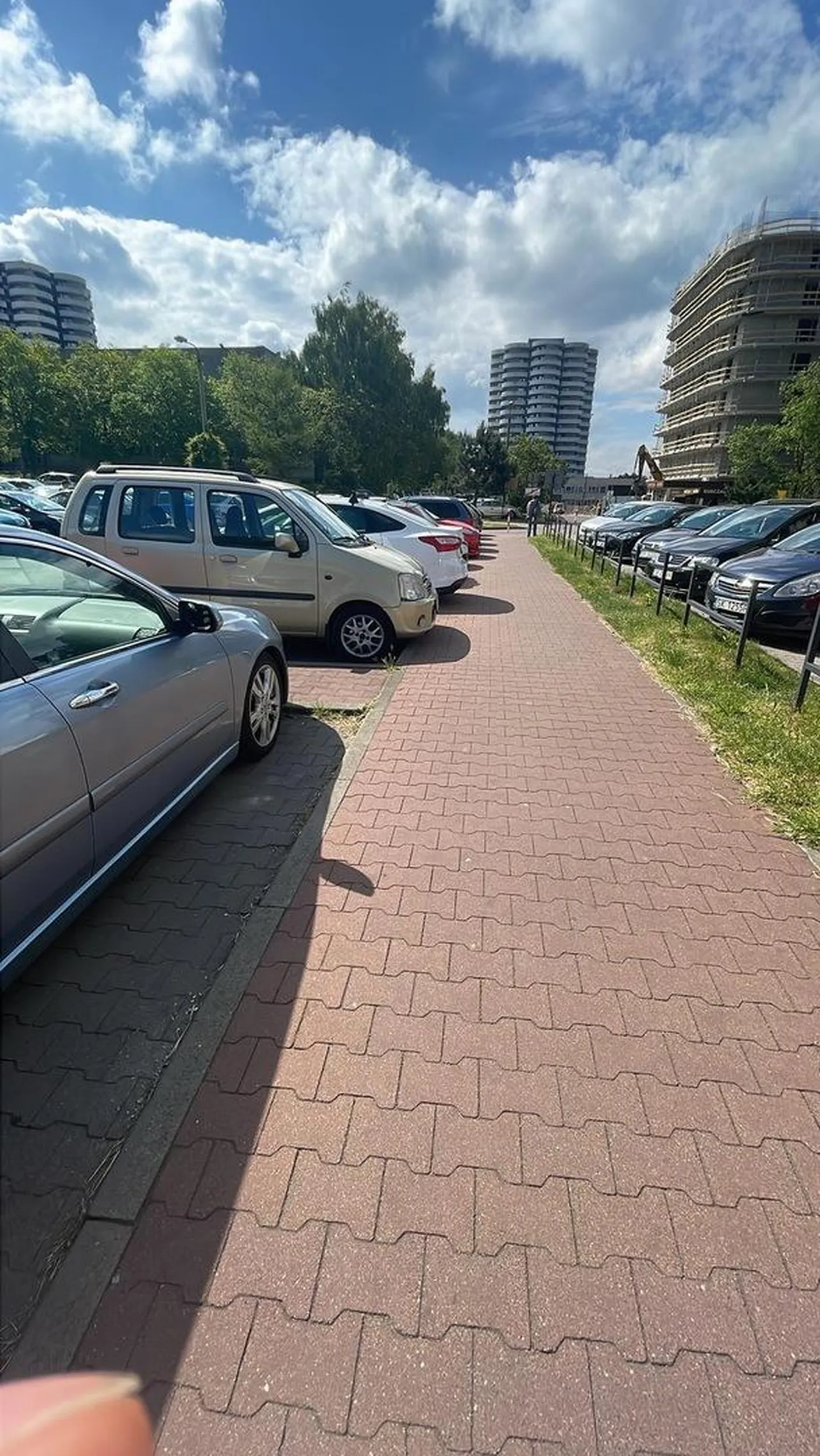 Czekanie dwie i pół godziny na sprawcę, tak się nie robi, przyszedł i powiedział że on nie wiedział że tak nie można, tylko przytakiwał i mówił że nic panu nie poradzę, zwykła nisza ludzka