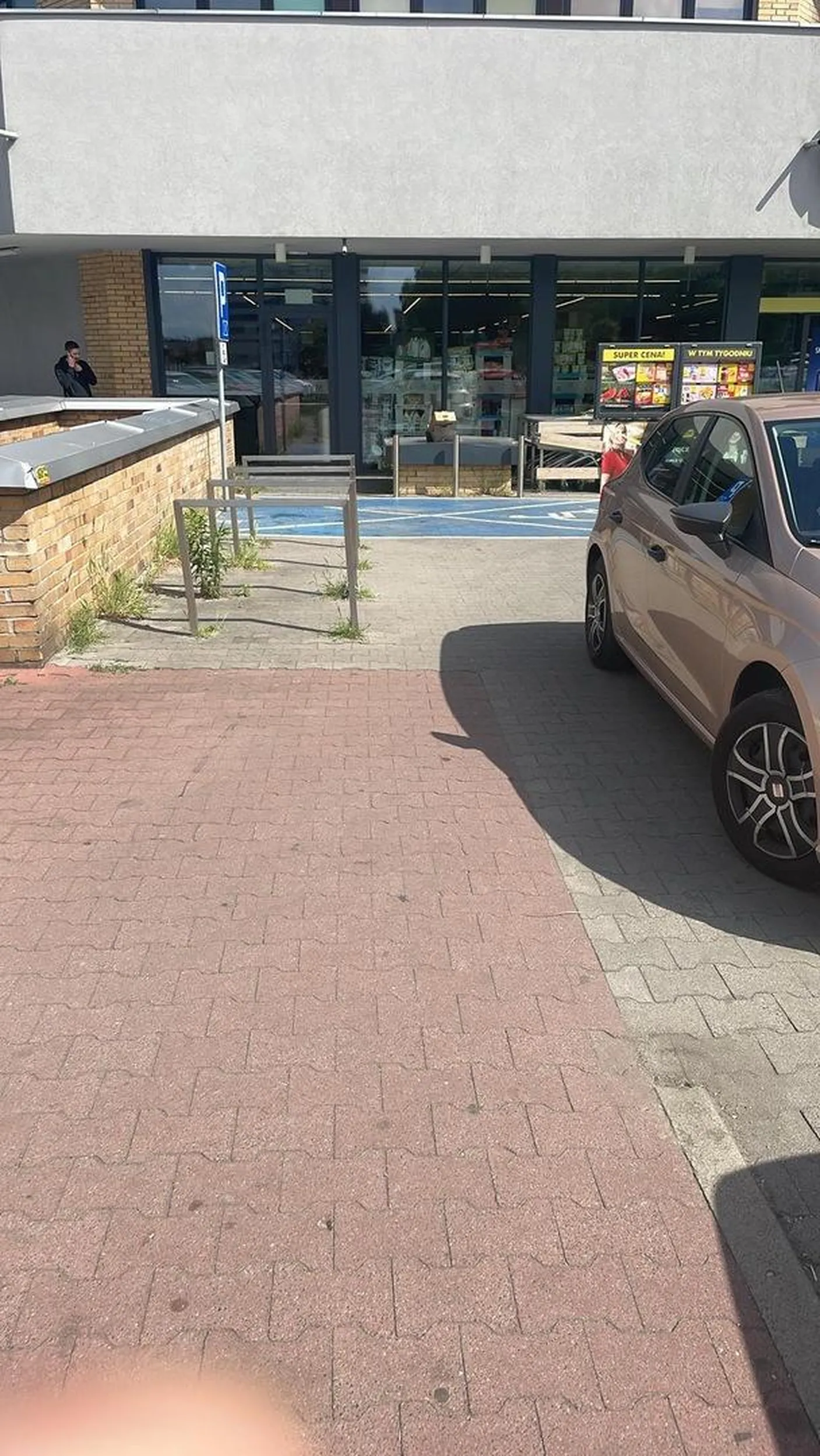 Czekanie dwie i pół godziny na sprawcę, tak się nie robi, przyszedł i powiedział że on nie wiedział że tak nie można, tylko przytakiwał i mówił że nic panu nie poradzę, zwykła nisza ludzka