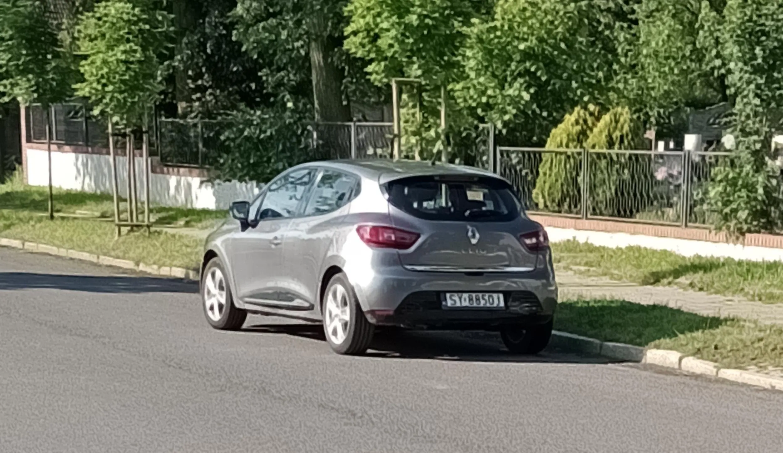 Na parkingu pełno wolnych miejsca, a wsiok zostawia wozidło na drodze