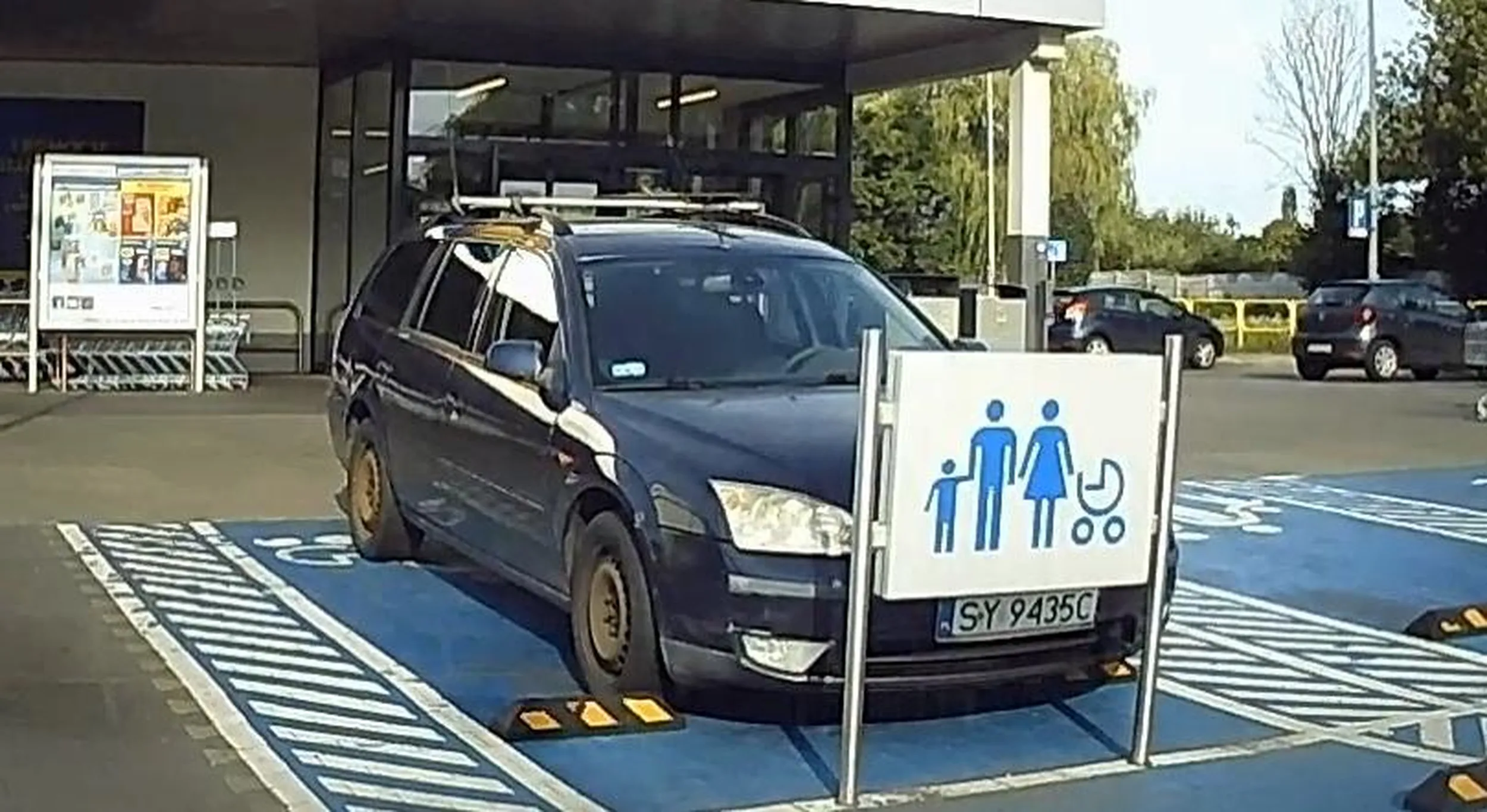 Dalej tak samo parkuje, ale jak to się mówi jak się urodzisz chamem i prostakiem to nic tego nie zmieni i będziesz nim do końca swojego życia