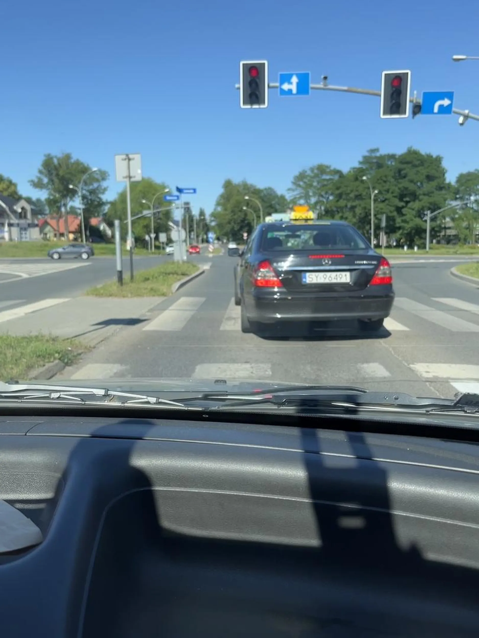 Taksówkarza o tych numerach widuje na drodze od ponad roku, wiecznie wpierdala się przed maskę byleby być pierwszy, na zdjęciu poniżej (lipiec 2023) wjebał się z prawego pasa zamiast czekać jak wszyscy na zielone.