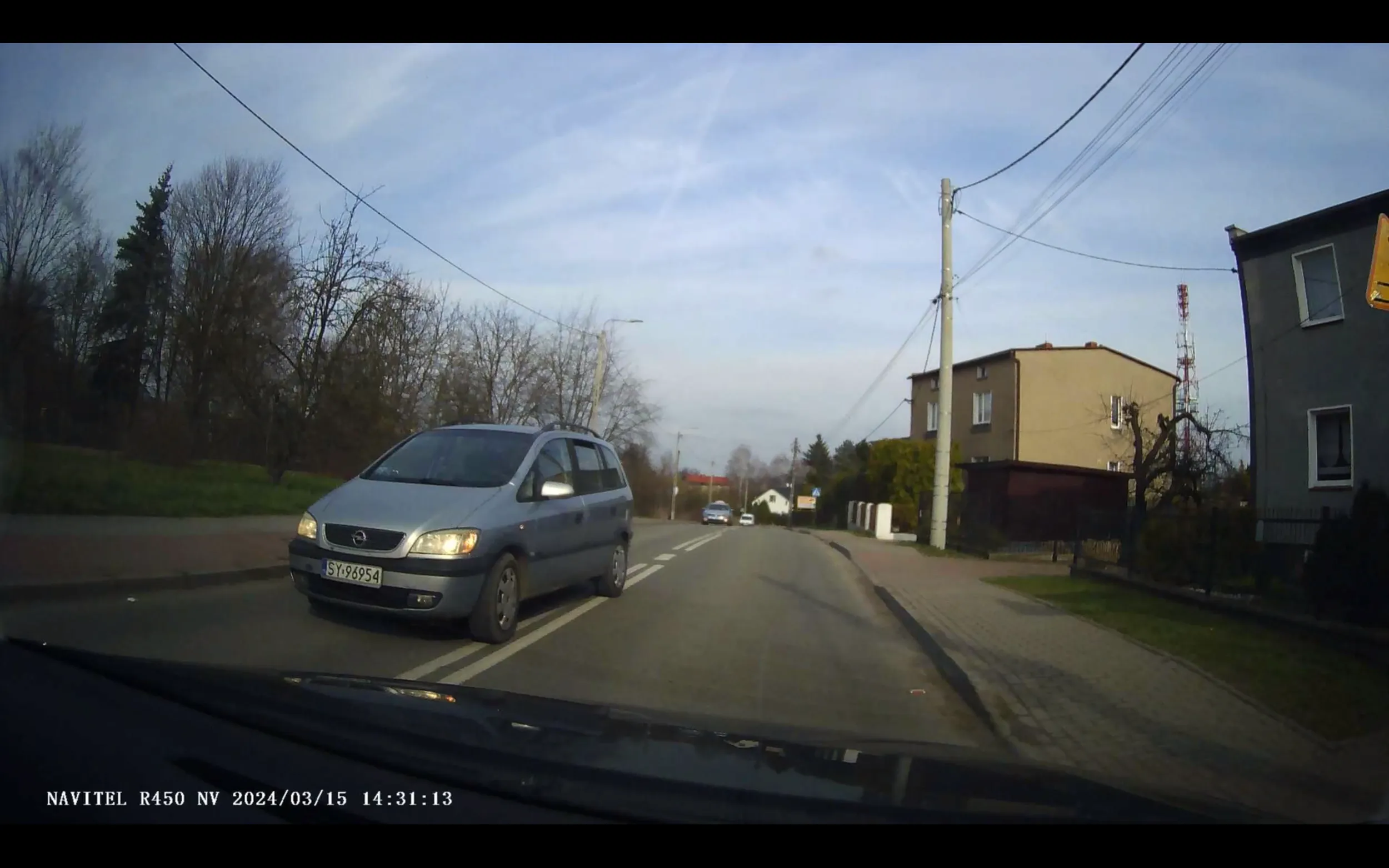 Wyjezdzam zza gorki, a koles na srodku drogi stoi, prawie doszlo do kolizji