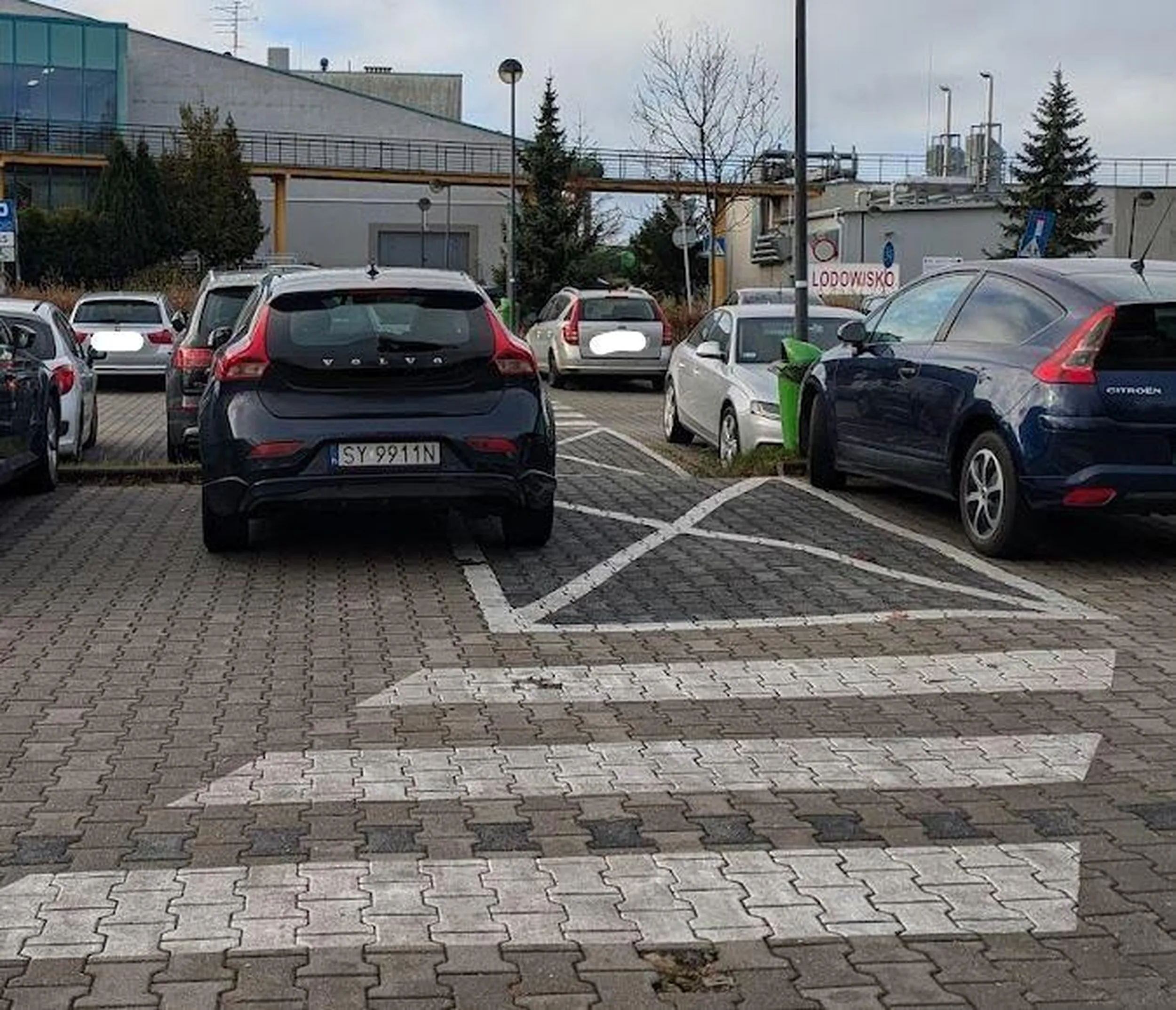 Nie trafił w miejsce parkingowe i parkuje na kopercie w przejściu.