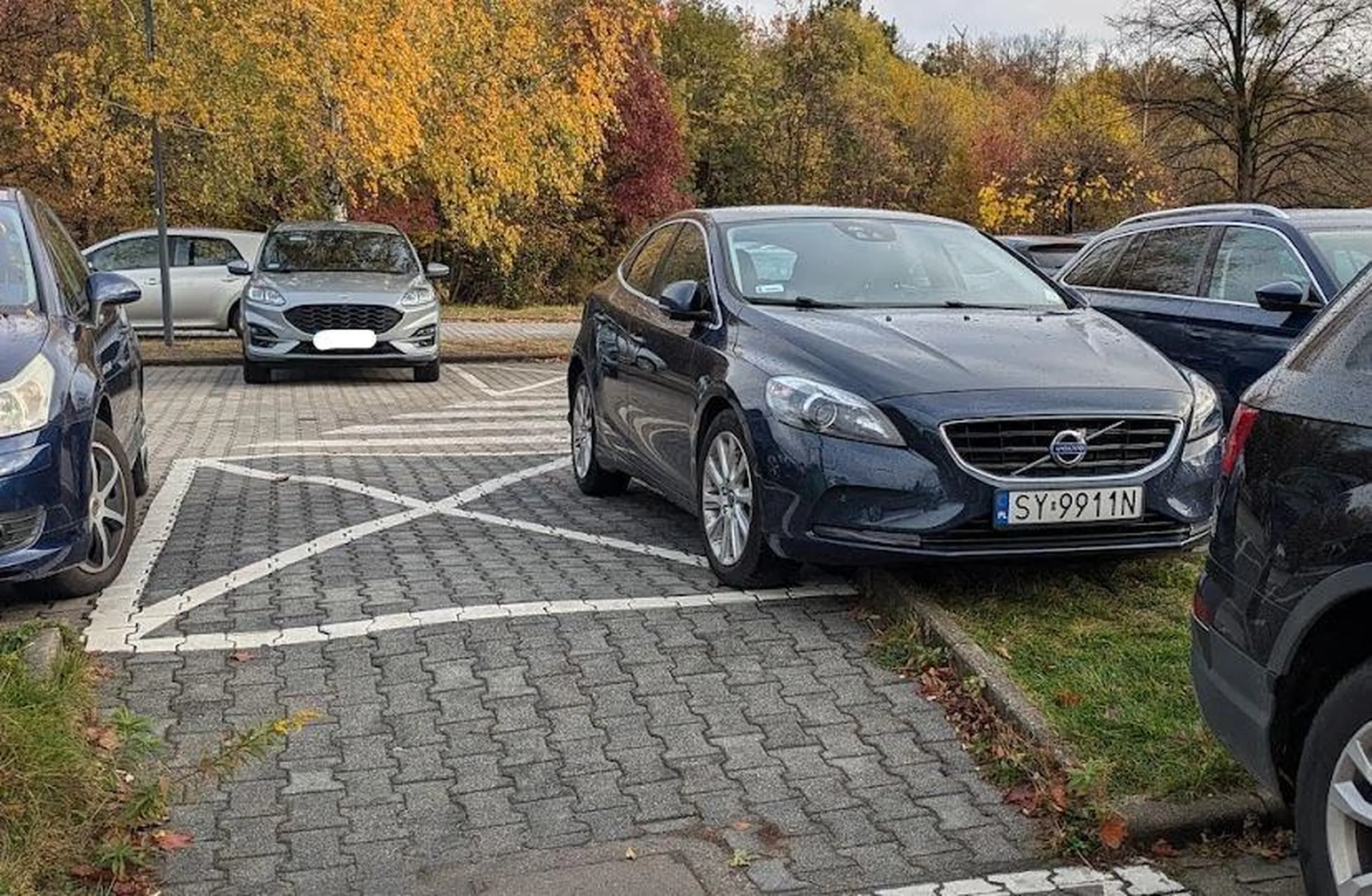 Nie trafił w miejsce parkingowe i parkuje na kopercie w przejściu.
