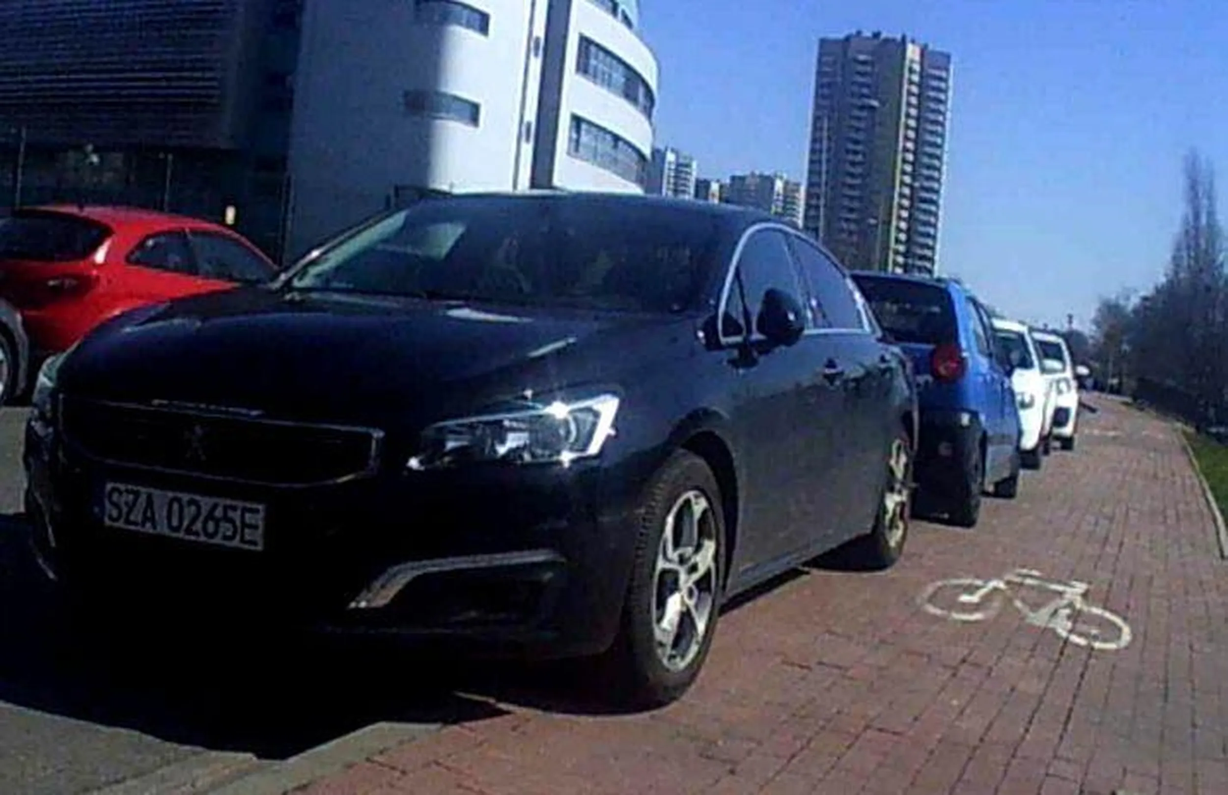 tak się parkuje cały dzień na drodze dla rowerów, bo wielki cham, znaczy pan nie będzie płacił 10 zł za parking jak inni, na to pieniędzy gołodupiec nie ma więc przepisy i zasady go nie obchodzą, bo jest sprytniejszy jak reszta głupków którzy uczciwie płacą i uczciwie nie utrudniają życia innym.