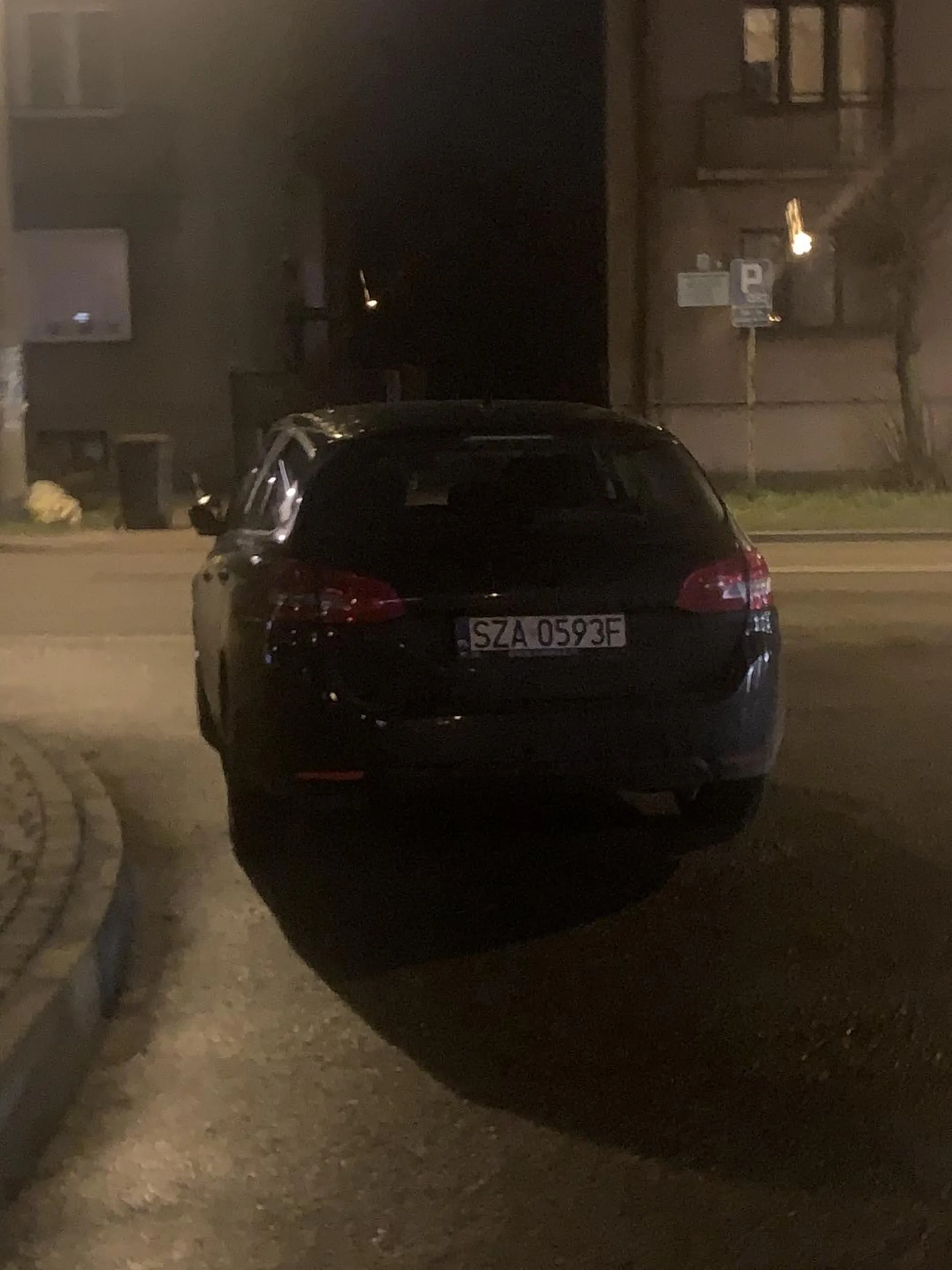 Zastawianie wyjazdu ze skrzyżowania pomimo wielu miejsc parkingowych